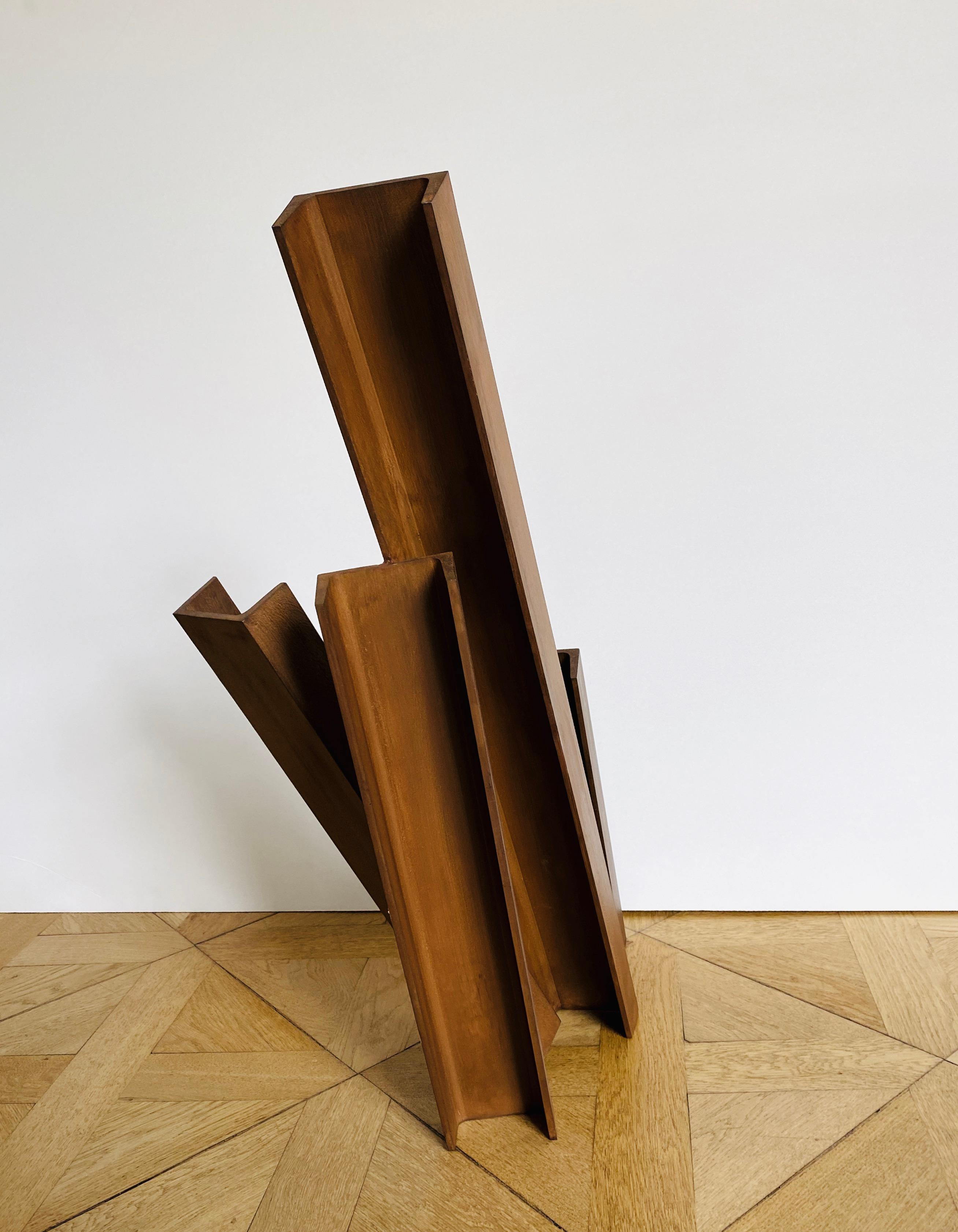 Etienne Viard
Manhatten, 2017
Cor-Ten- Acier
h = 79 cm  h = 31 pouces
monoram et daté
EV/S 22

Le travail d'Etienne Viard est solidement ancré dans le mouvement minimaliste, au sein duquel Viard réduit le vocabulaire esthétique du minimalisme à un