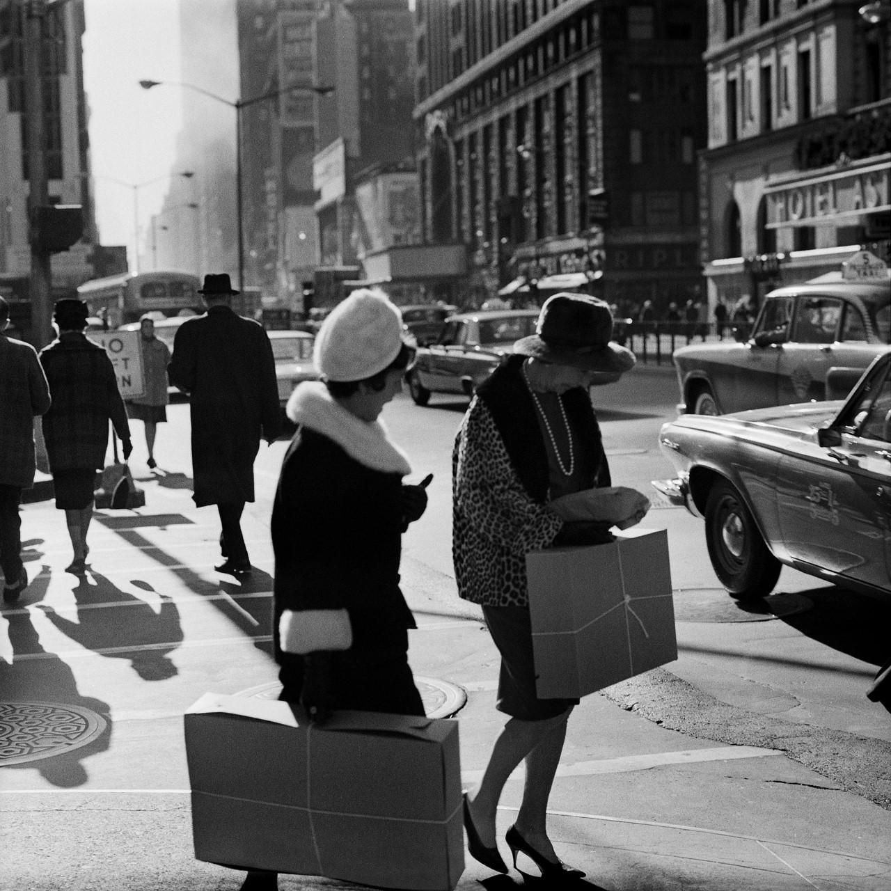 Black and White Photograph Karol Kallay  - Couple de shopping à New York