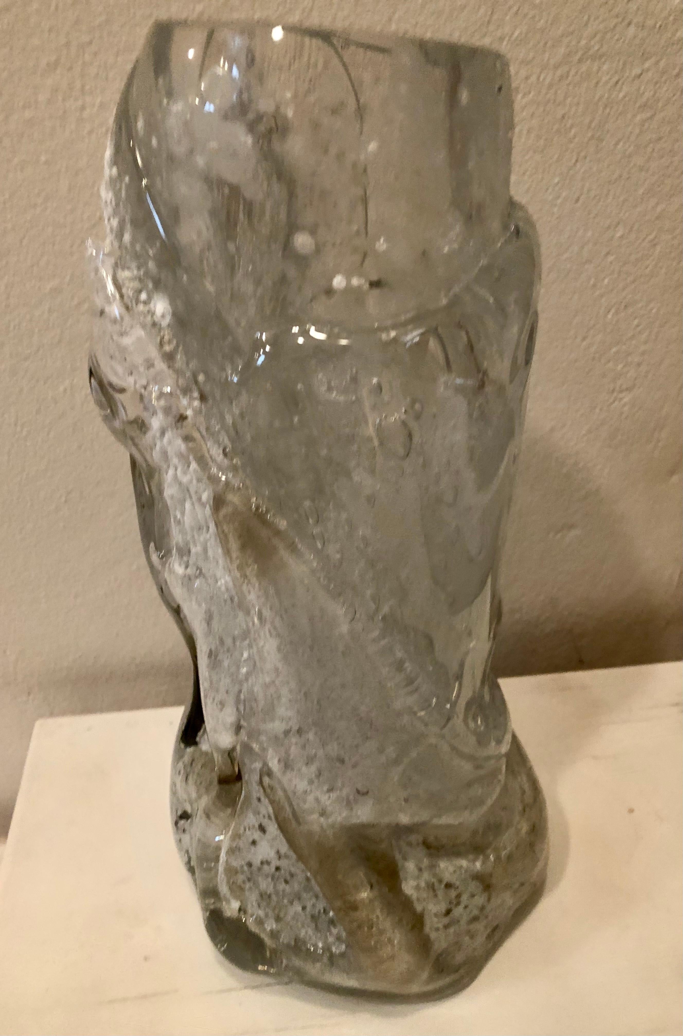 Patrik Illo est un verrier slovaque très talentueux. Il s'agit d'un vase unique réalisé selon sa technique personnelle. Le vase est assez lourd 5,6. Kg mais c'est une pièce unique et exquise.