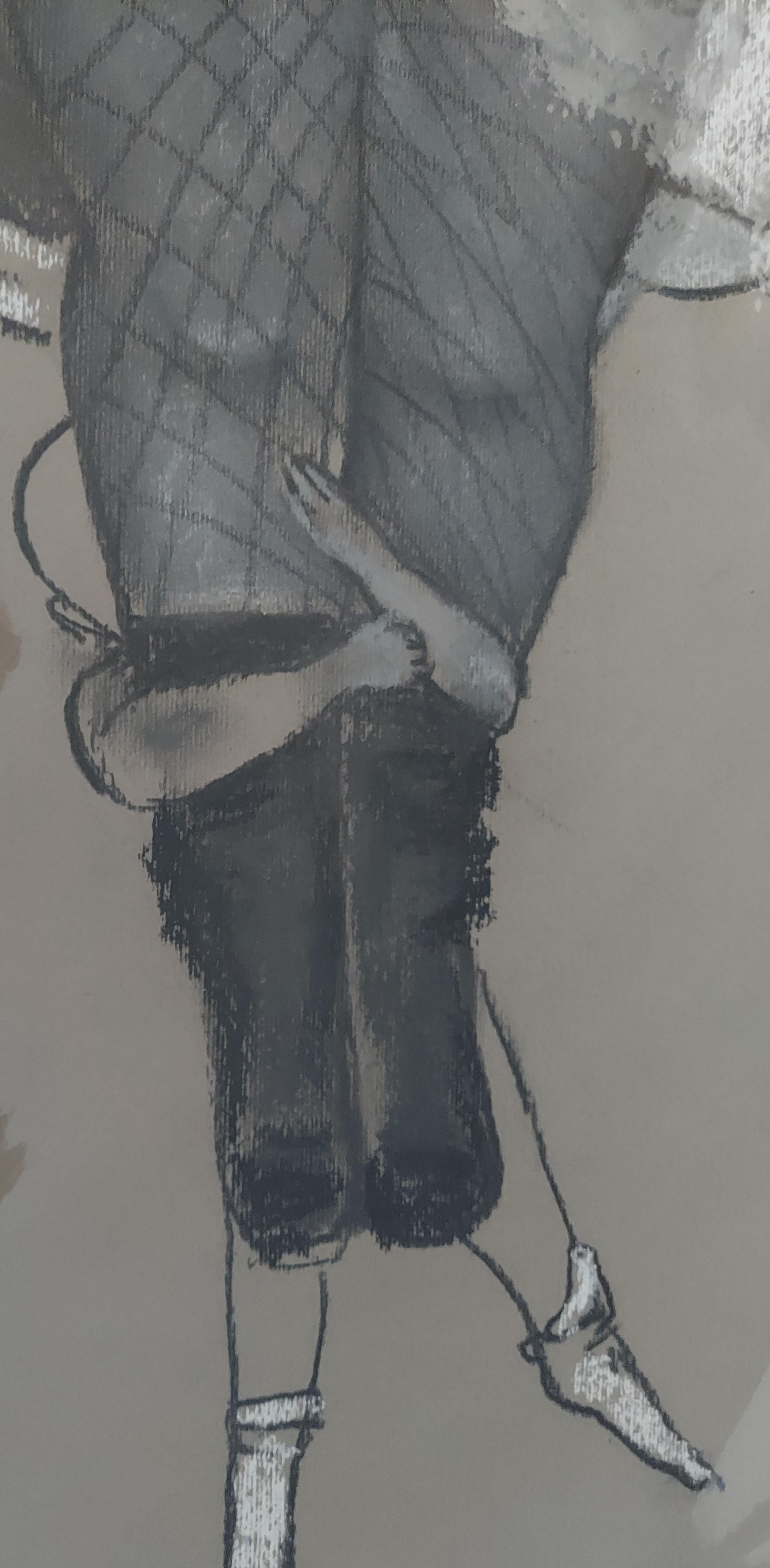 Leichter als Luft große monochromatische weibliche Figur in Holzkohle mit Vögeln in warmem Grau – Art von Stephen Basso