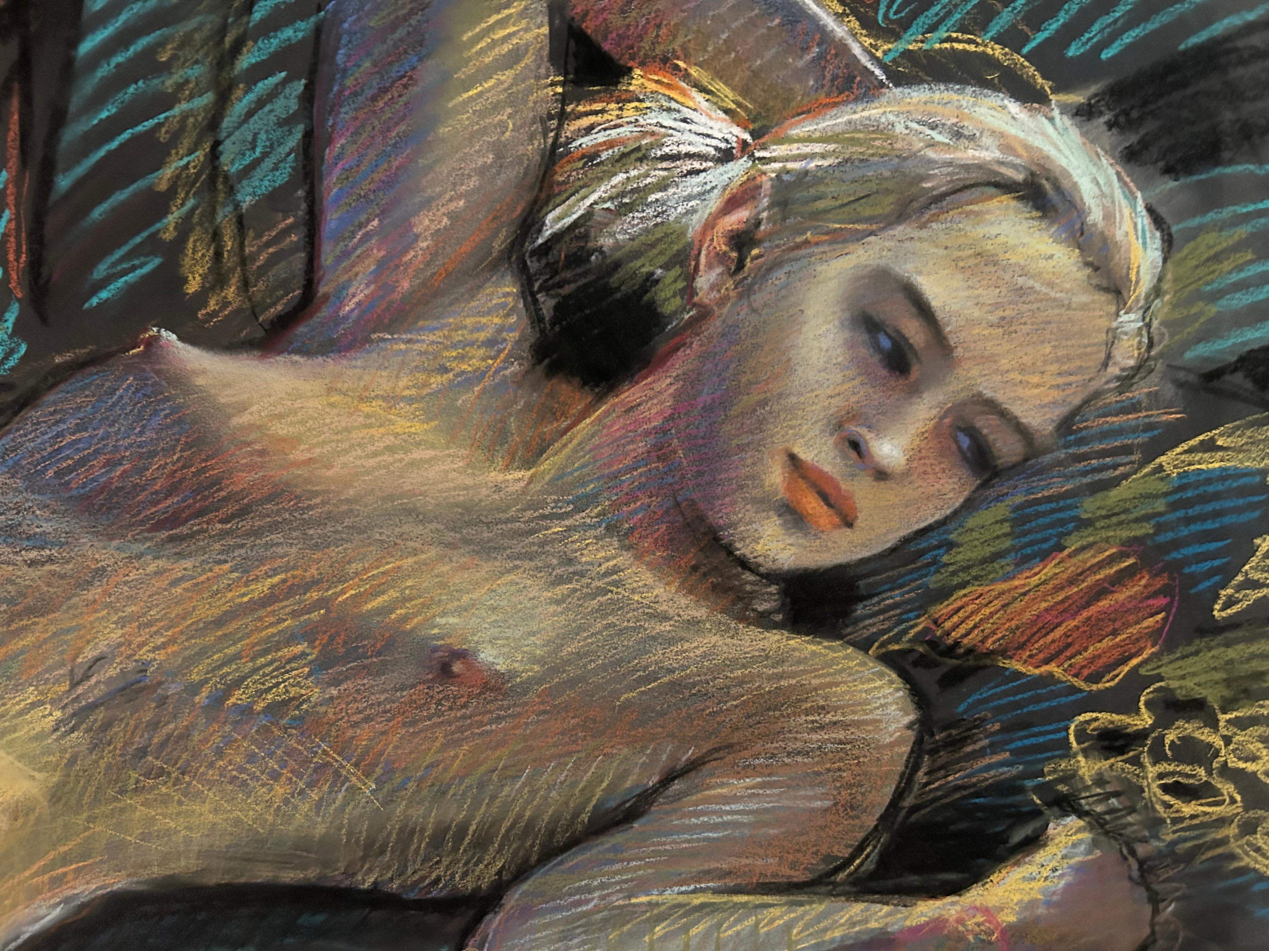 Nudo reclinato, figura femminile disegno a pastello su carta nera oversize, colorata - Art di Audrey Anastasi