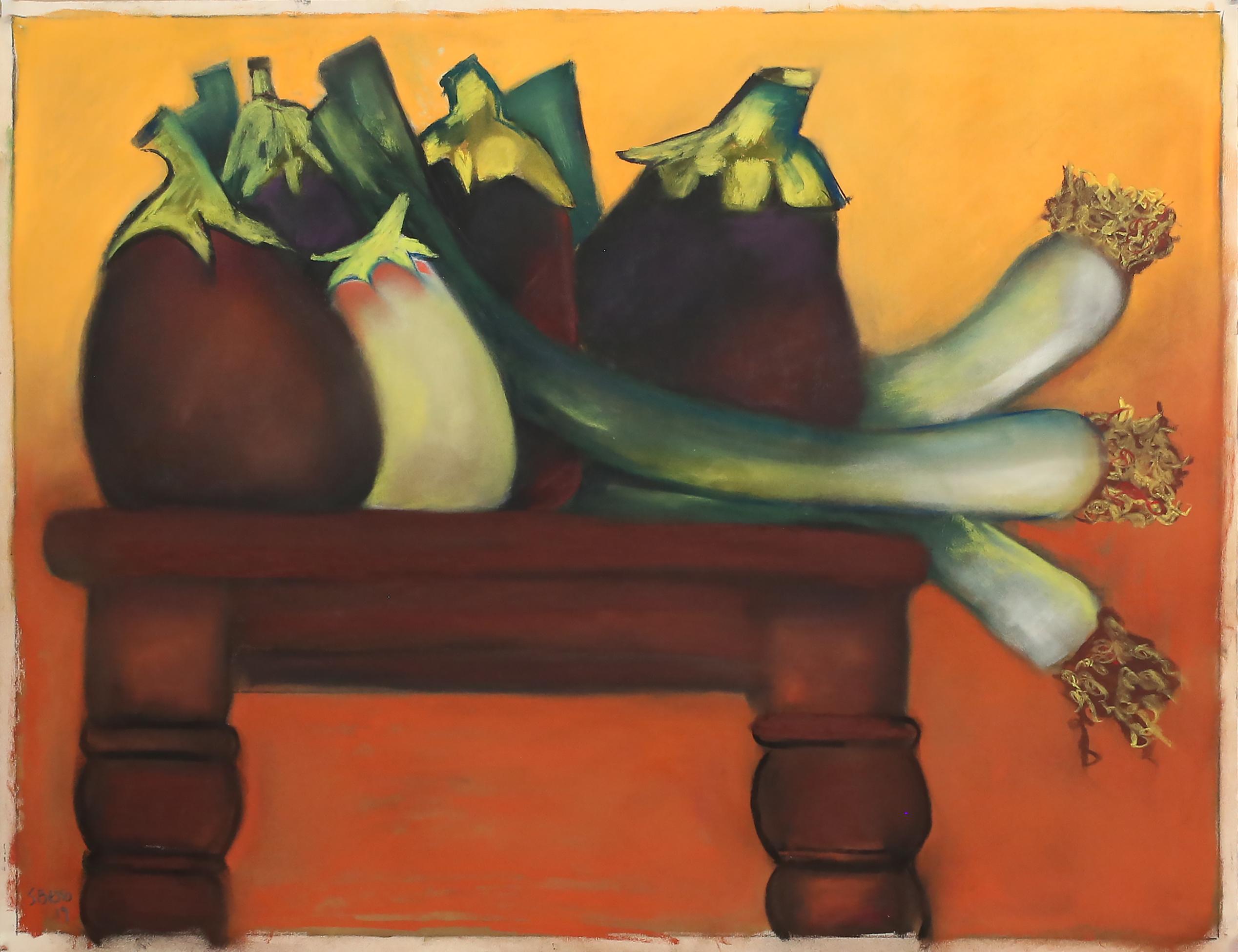 Still-Life de Stephen Basso - Puesto de combate.  colorida mezcla de berenjenas y puerros en la mesa de la cocina