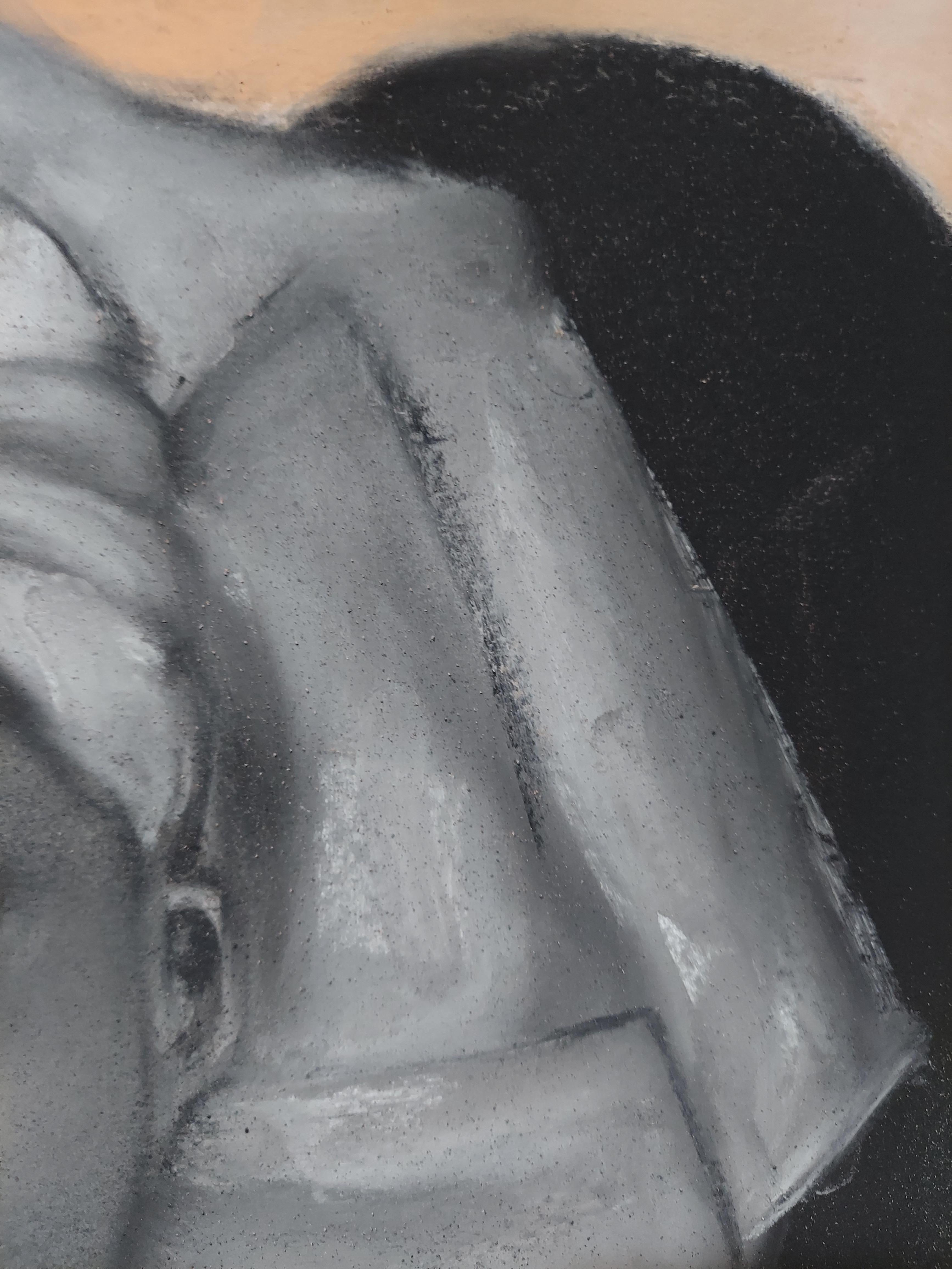 Donna vestita. Ritratto a 3/4 realizzato in bianco grigio nero e tocchi di rosa. - Art di Stephen Basso