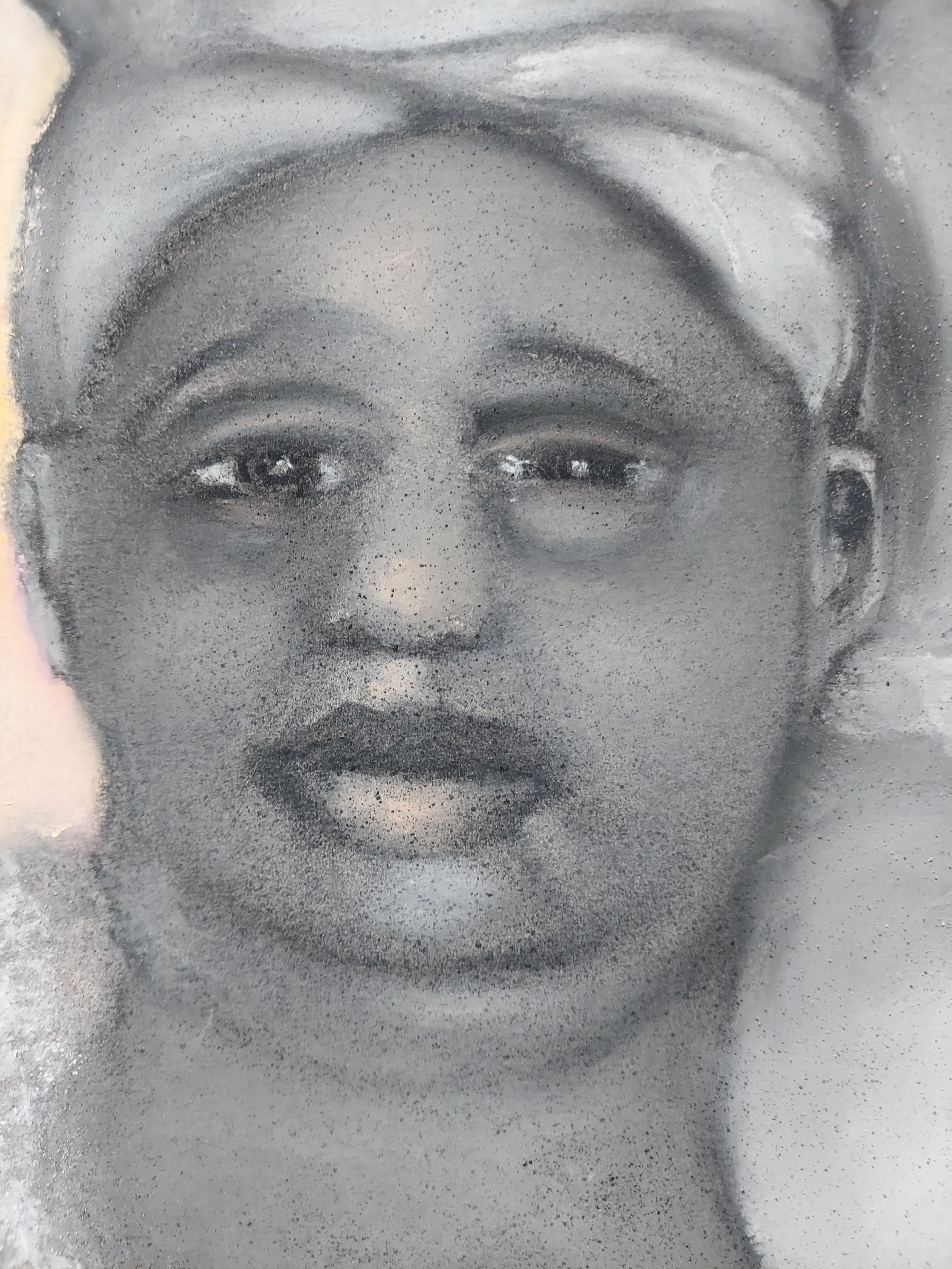 Donna vestita. Ritratto a 3/4 realizzato in bianco grigio nero e tocchi di rosa. - Portrait Grigio di Stephen Basso