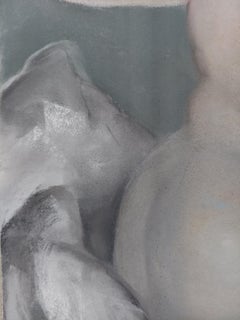 Sanctuaire. Femme nue assise sur un lit sculpture de sirène bleus et gris chauds