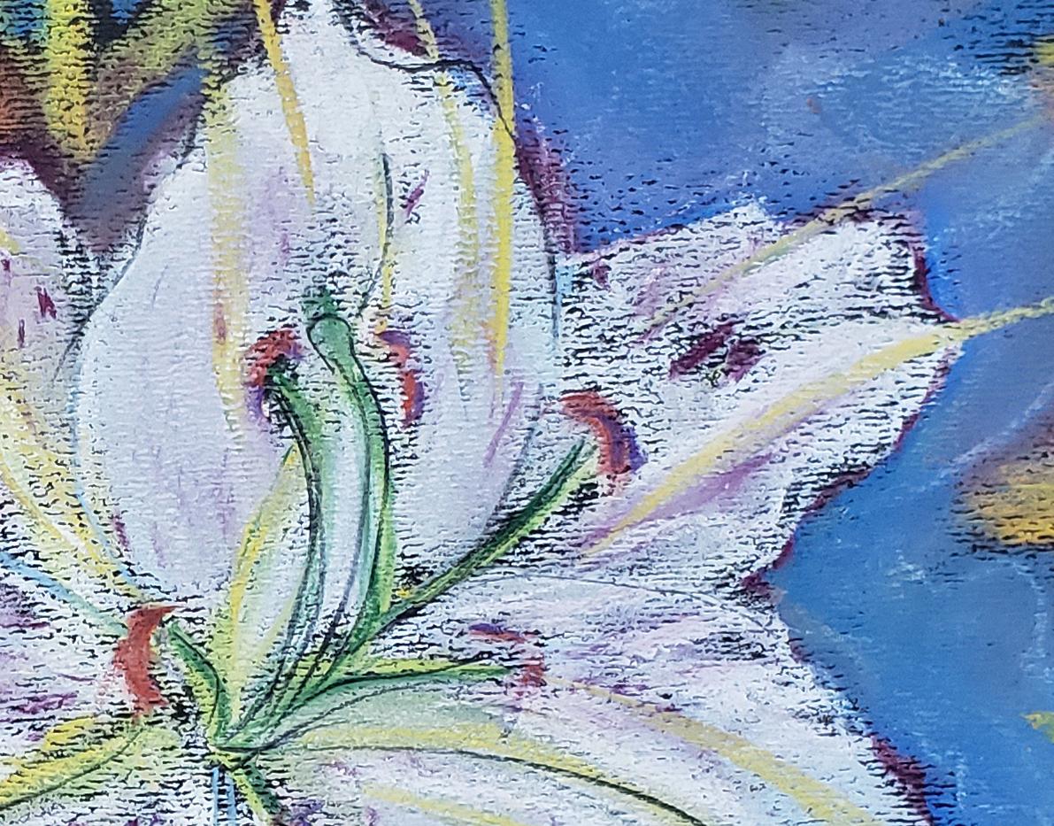 Secret Garden, Weiße Lilien, farbenfrohes Pastellgemälde auf getöntem Papier – Art von Janet Morgan
