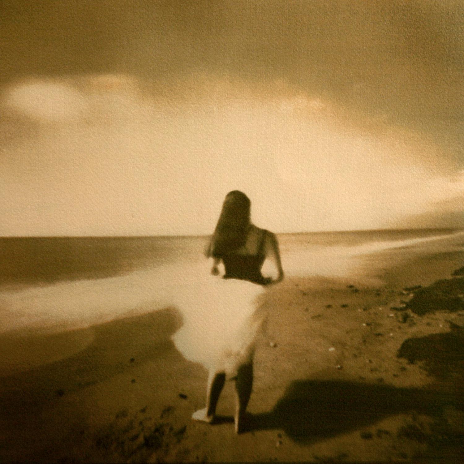 Color Photograph Diana Bloomfield - Jeune fille à la plage I