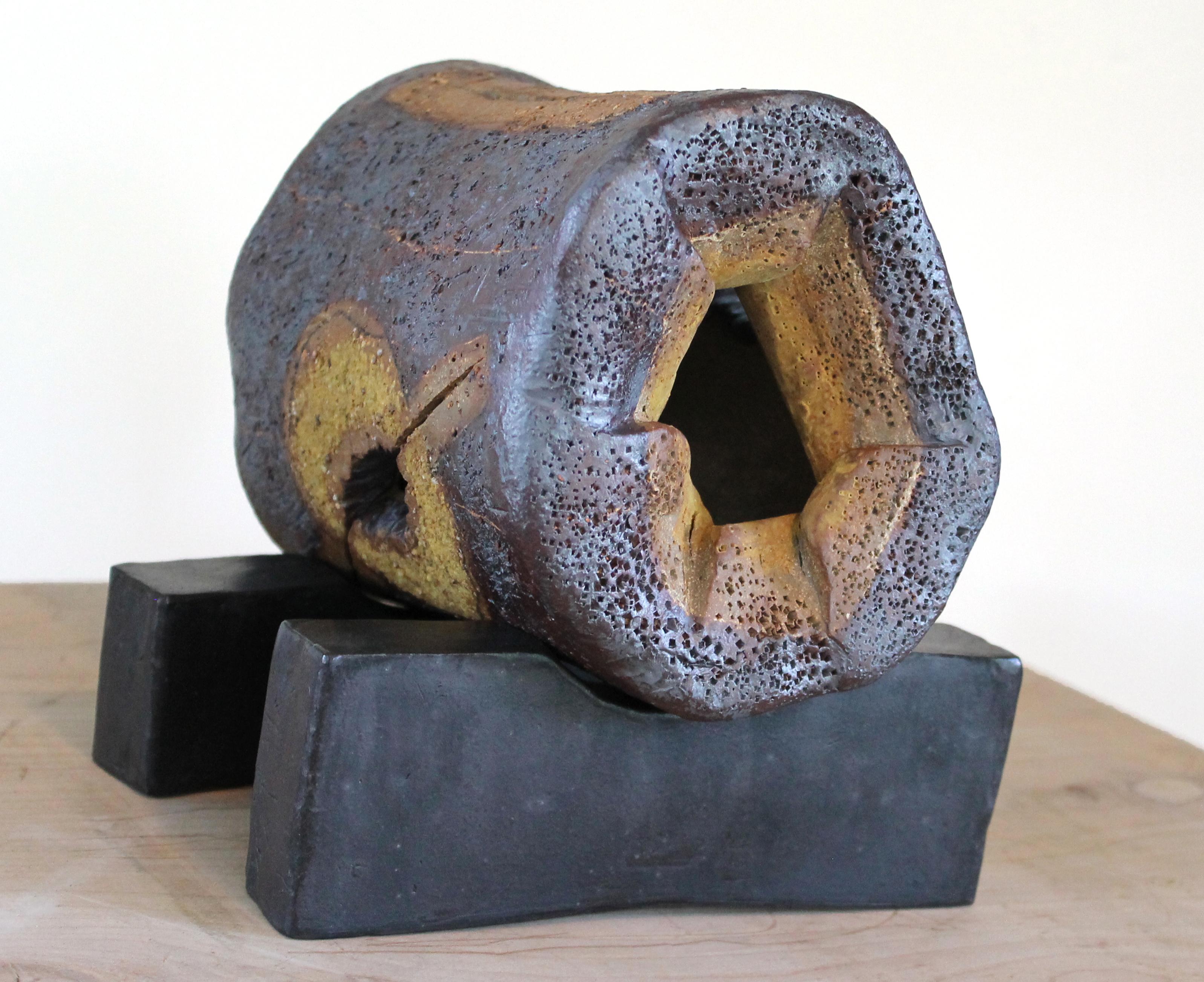 OBJET ÉROTIQUE, une sculpture en céramique faite d'argile cuite à haute température et d'oxydes pigmentés, est une nouvelle œuvre de l'artiste Harold Wortsman. Il est installé avec les deux blocs de céramique visibles sur les photos. Notez les