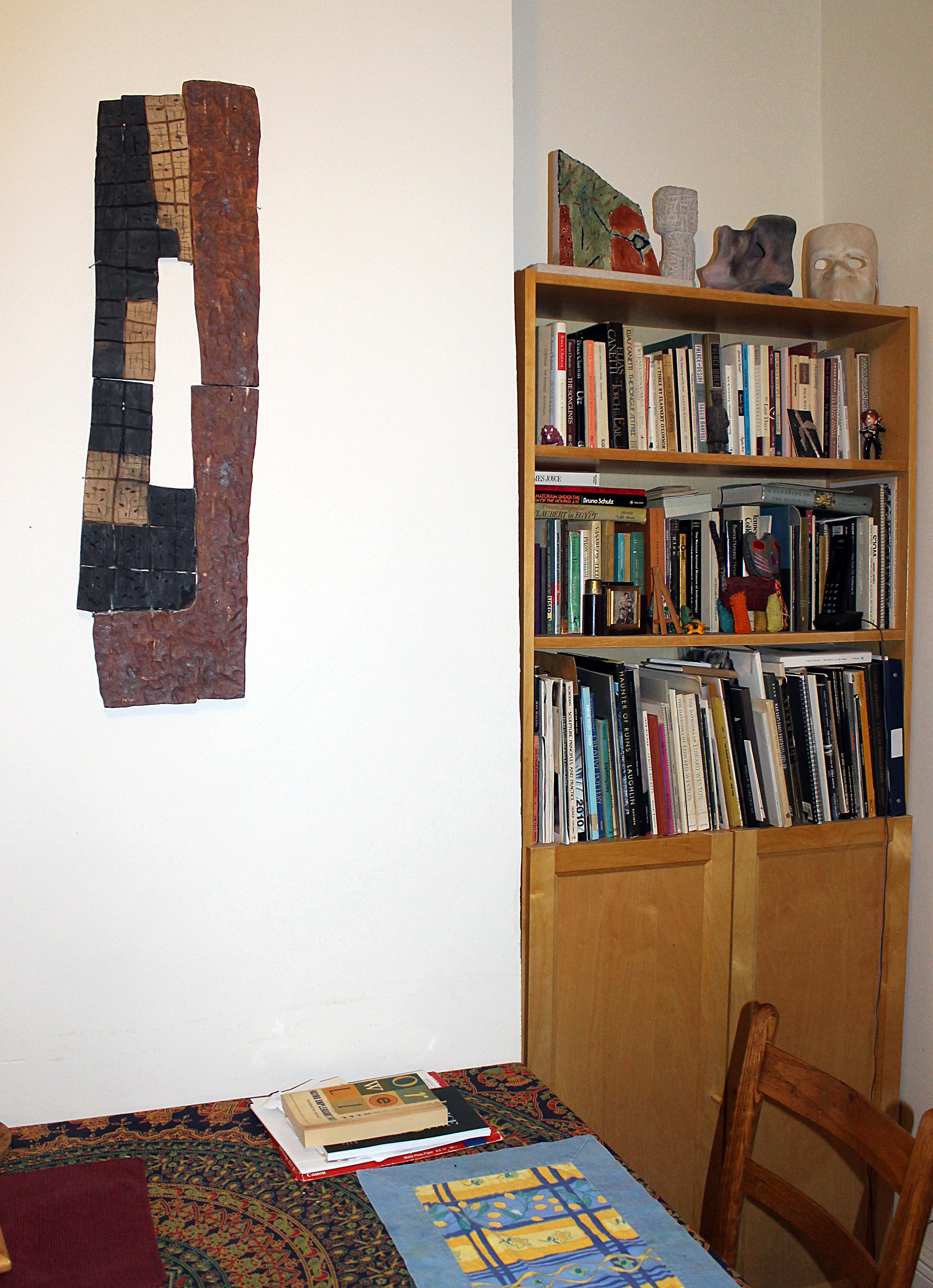 NEW YORK NIGHTS, eine keramische Reliefskulptur aus hochgebranntem, mit Oxiden pigmentiertem Ton, ist ein Werk des Künstlers Harold Wortsman. Das Relief ist bereit für die Montage an der Wand. Man beachte die Hand des Künstlers bei der Herstellung