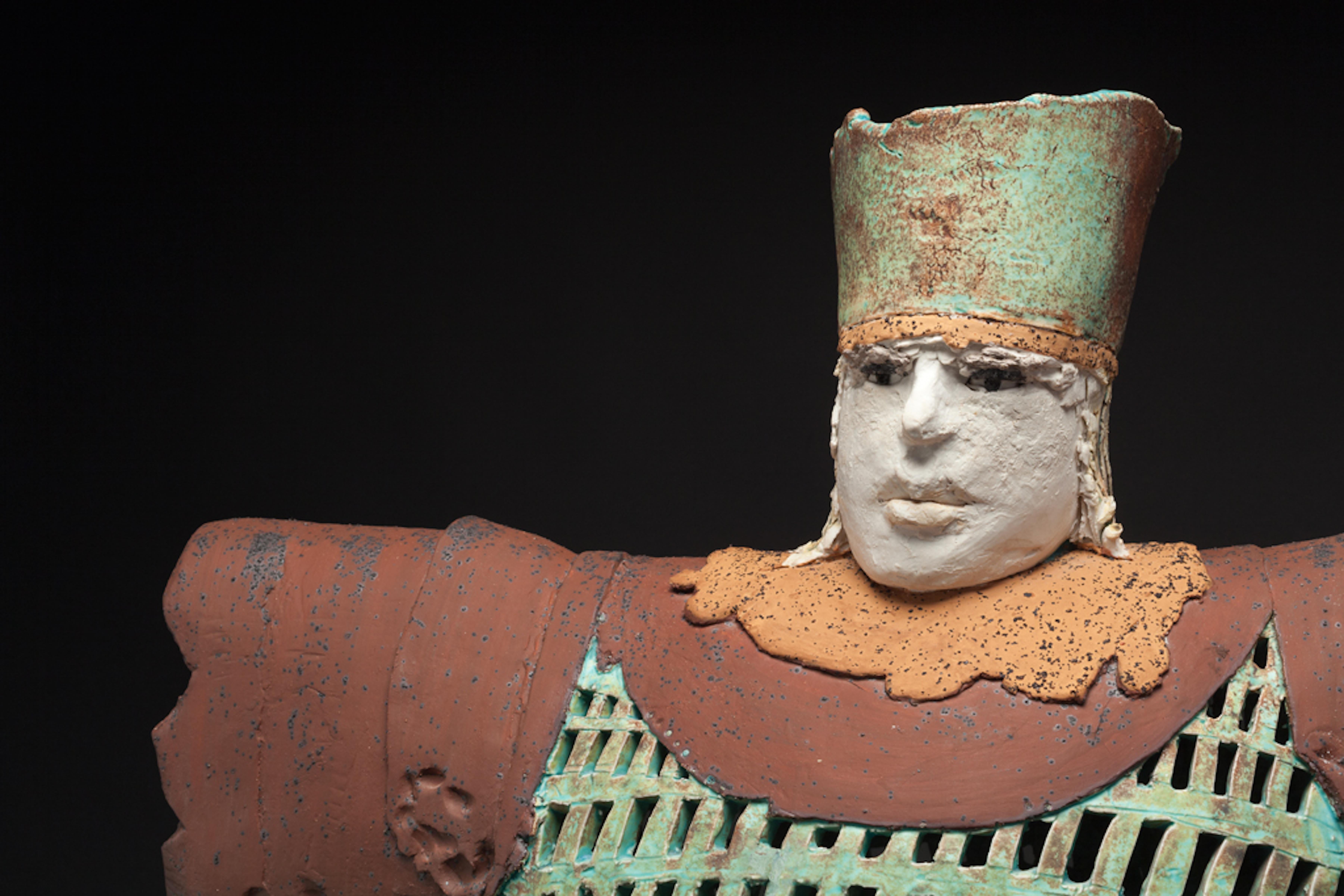 „CASTLE LORD“, Porzellan-Ton-Skulptur, türkisfarbene Glasur, königlicher Hof, mittelalterlich – Sculpture von Rene Murray