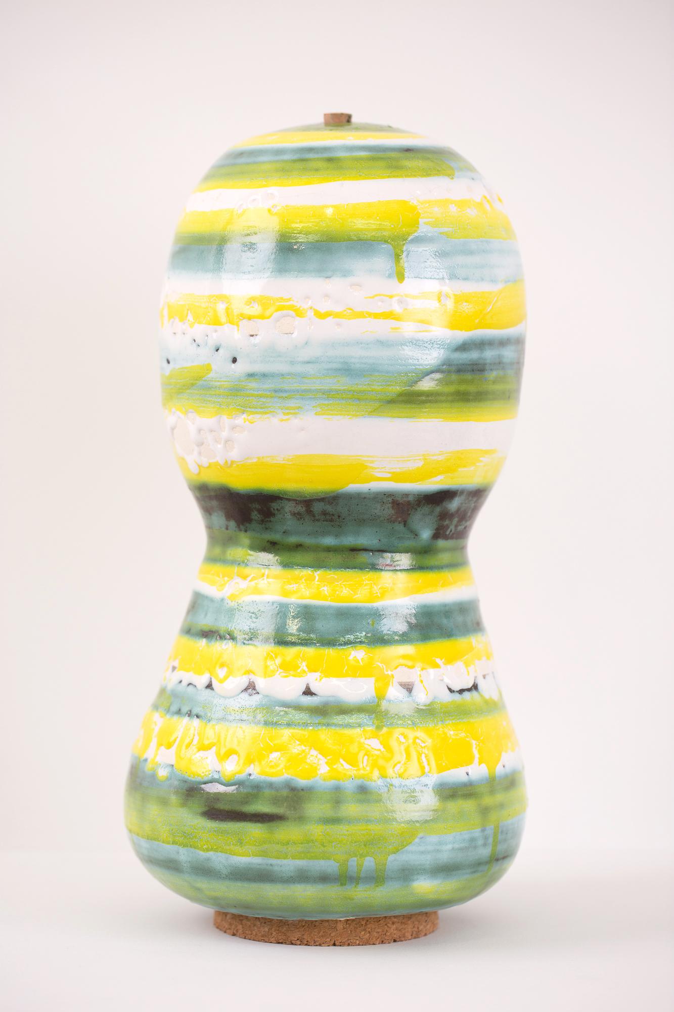 «PLUG-N-PLAY I », sculpture en grès vernissé vert, jaune, bleu, blanc, roue - Contemporain Sculpture par Andrew Cornell Robinson