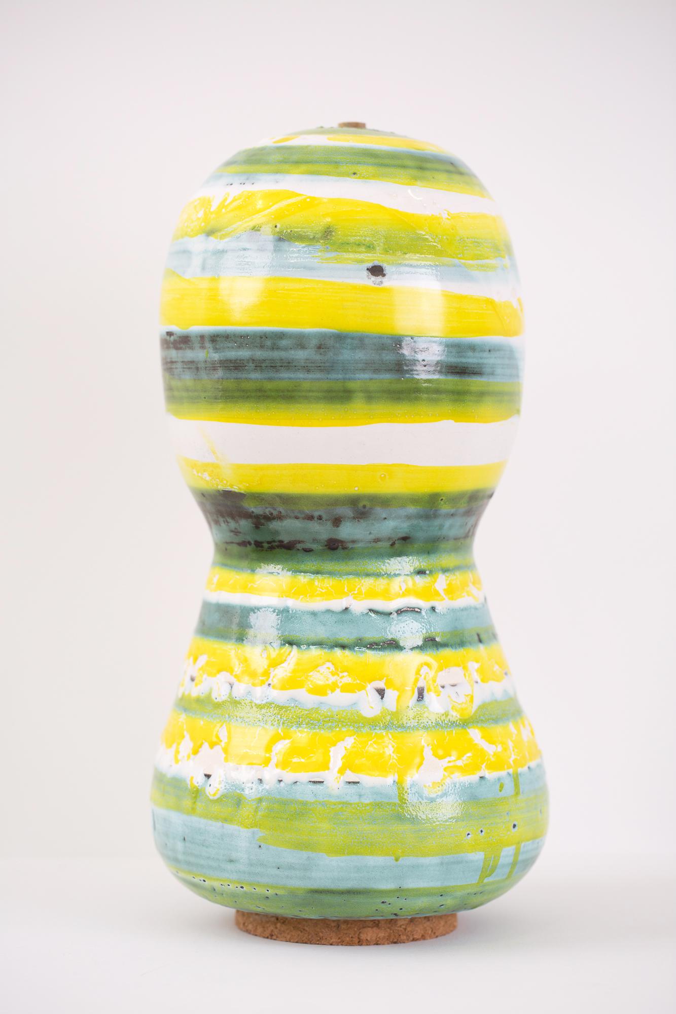 „PLUG-N-PLAY I“, glasierte Steingut-Skulptur, grün, gelb, blau, weiß, Rad – Sculpture von Andrew Cornell Robinson