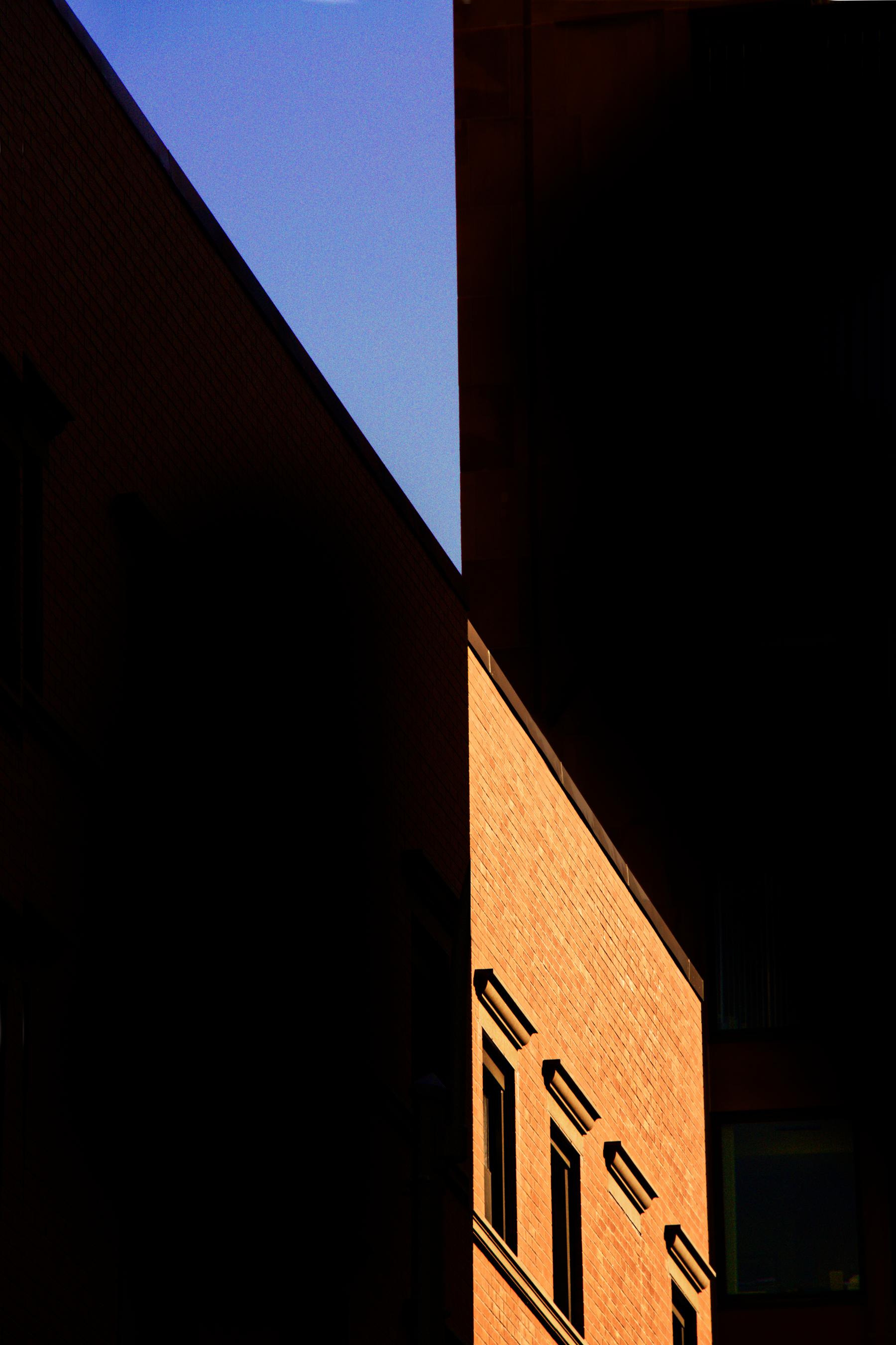 Color Photograph Bob Krasner - « Light, Shadow & Blue Sky », photographie, ville, architecture, bâtiment, géométrie