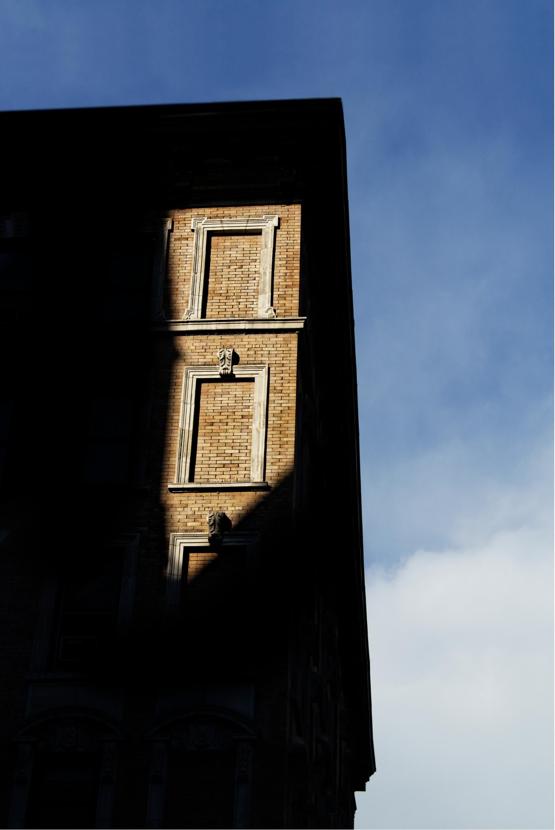 Color Photograph Bob Krasner - « Cloutées fenêtres », photographie, ville, architecture, ombre, brique, ciel, lumière du soleil