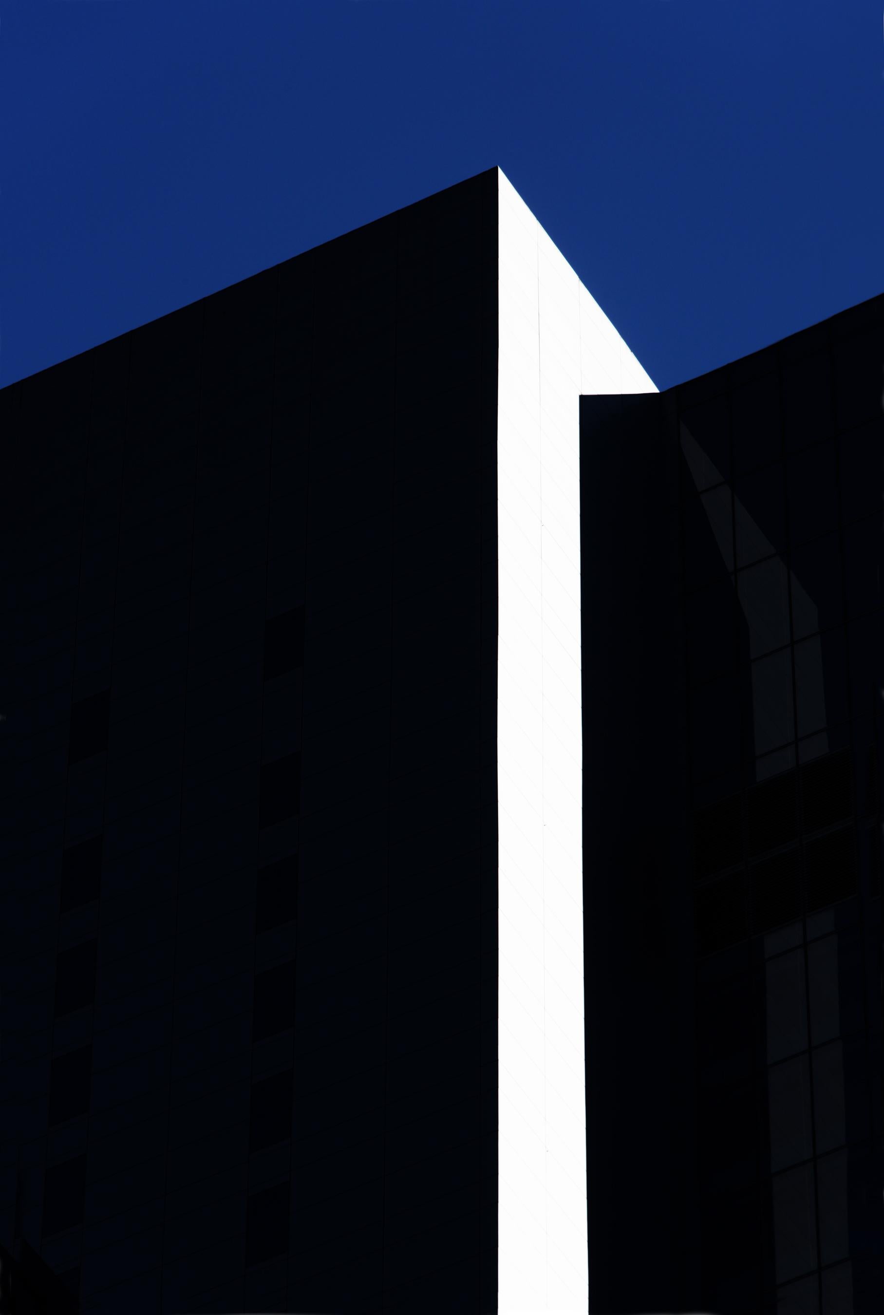 Bob Krasner Color Photograph – „ „Illumination““, Fotografie, Stadt, Architektur, Gebäude, Geometrie, Spitz, Blau