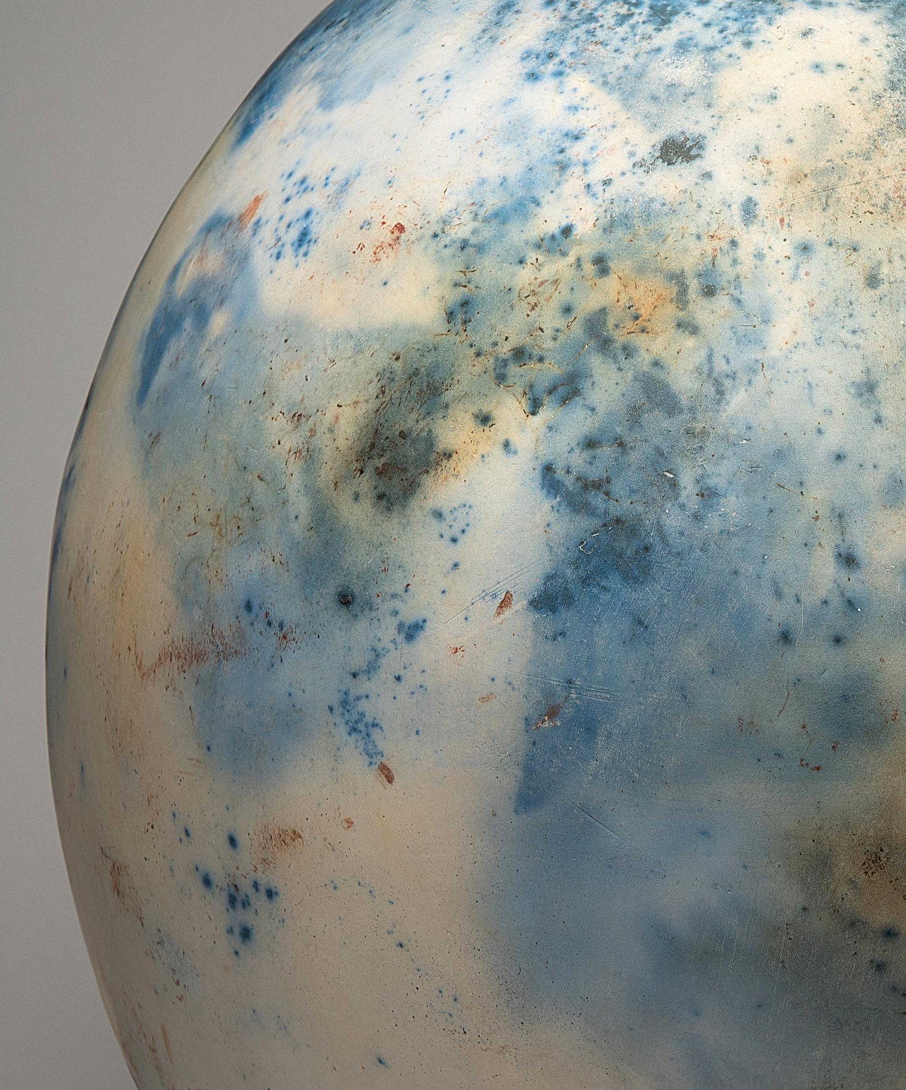 Keramikskulptur „Spotted Blue Moon Jar“, Porzellanvase, Safranfeuer, Kobalt (Zeitgenössisch), Sculpture, von Alison Brannen