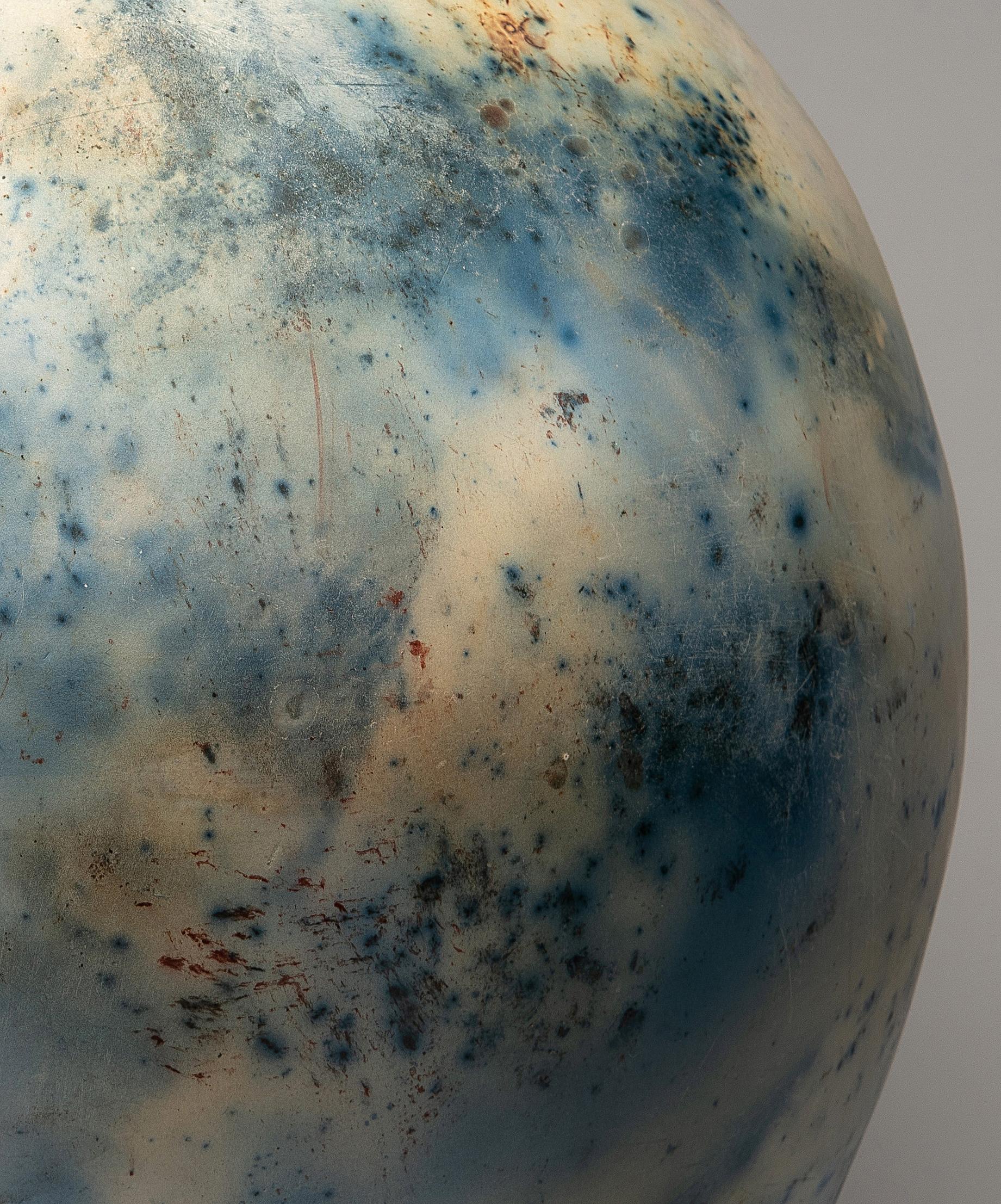 Keramikskulptur „Spotted Blue Moon Jar“, Porzellanvase, Safranfeuer, Kobalt (Blau), Abstract Sculpture, von Alison Brannen