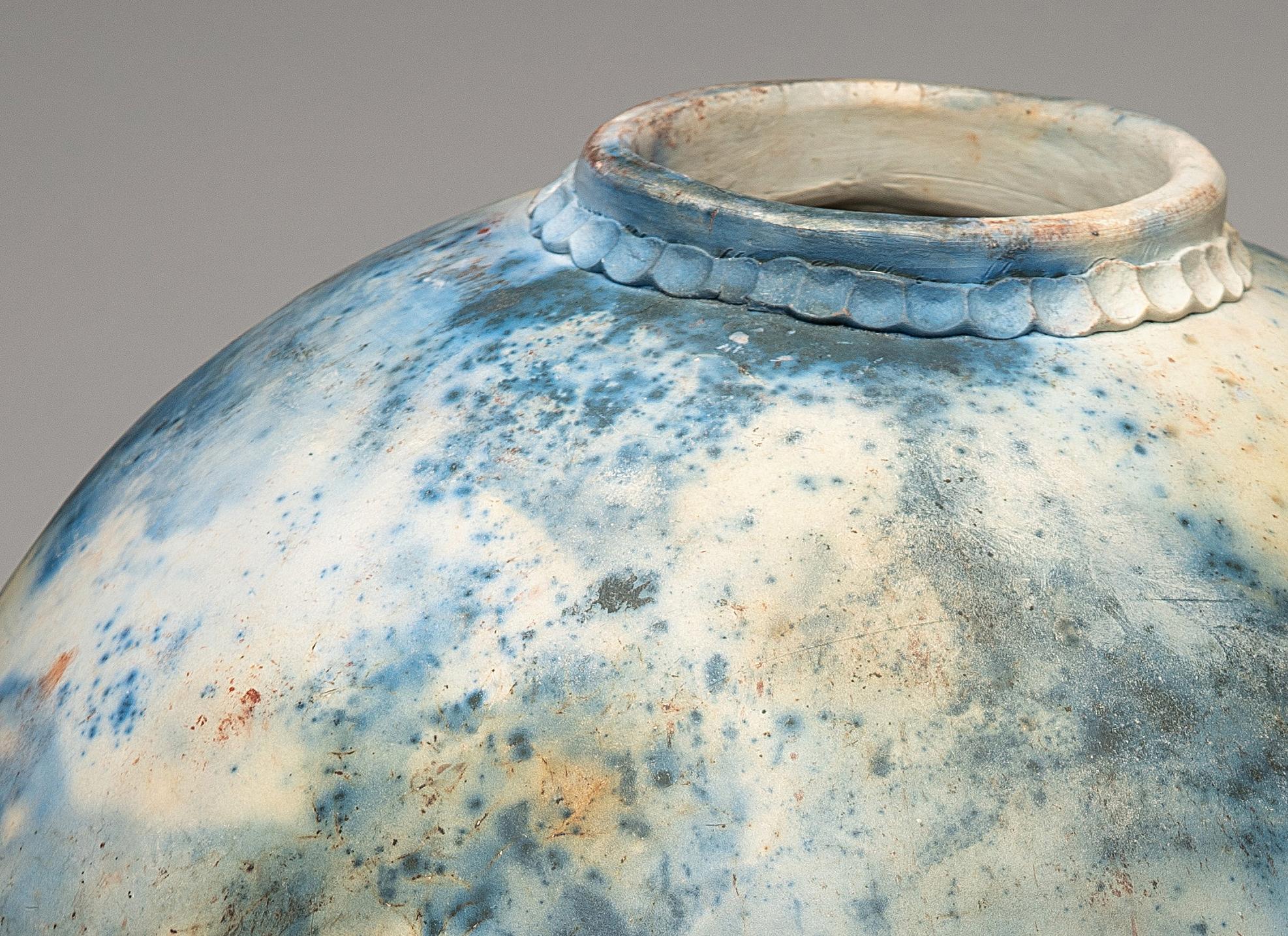 Keramikskulptur „Spotted Blue Moon Jar“, Porzellanvase, Safranfeuer, Kobalt – Sculpture von Alison Brannen
