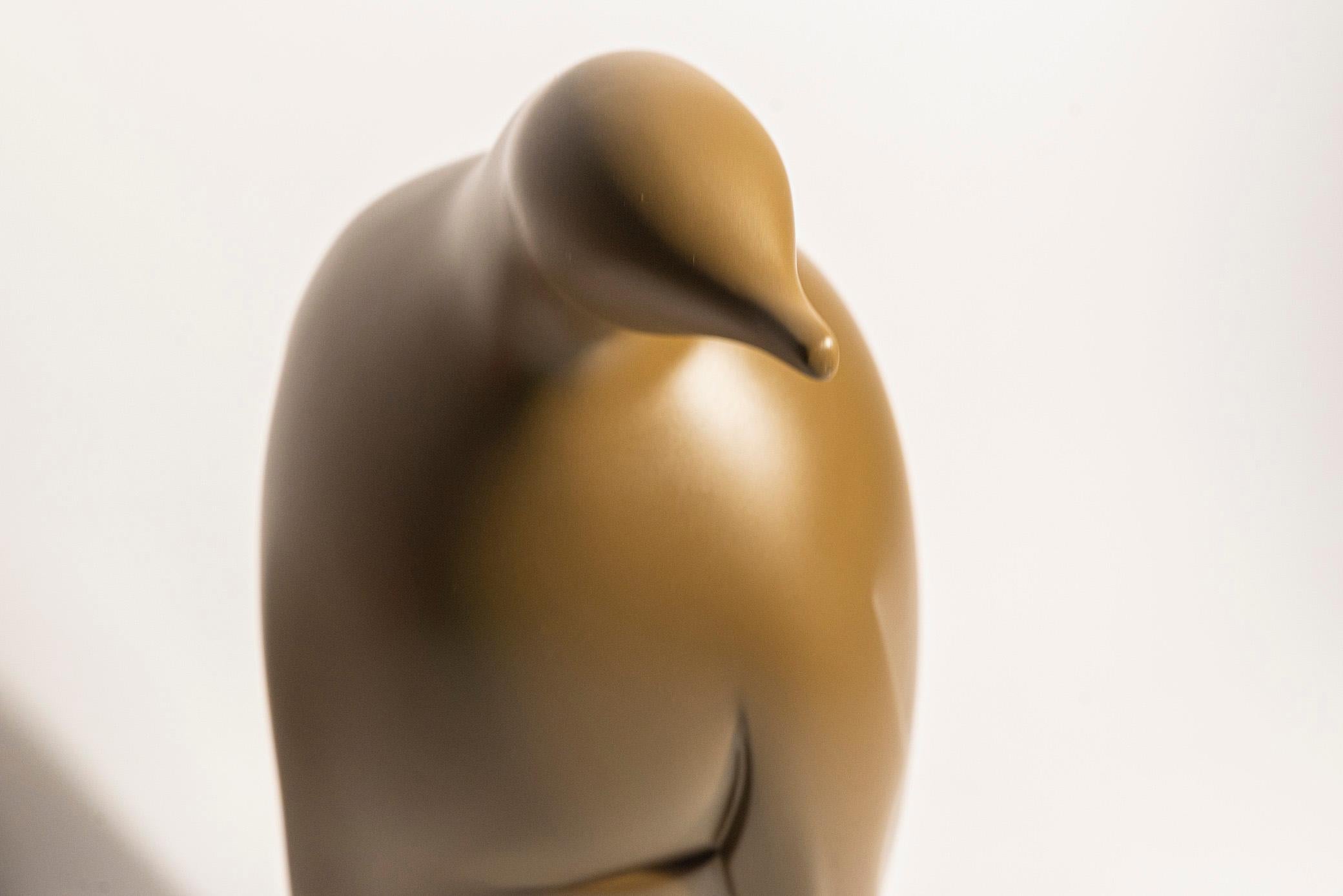 Sculpture de pingouin en résine, signée Bernard Conforti, vers 2010 en vente 4