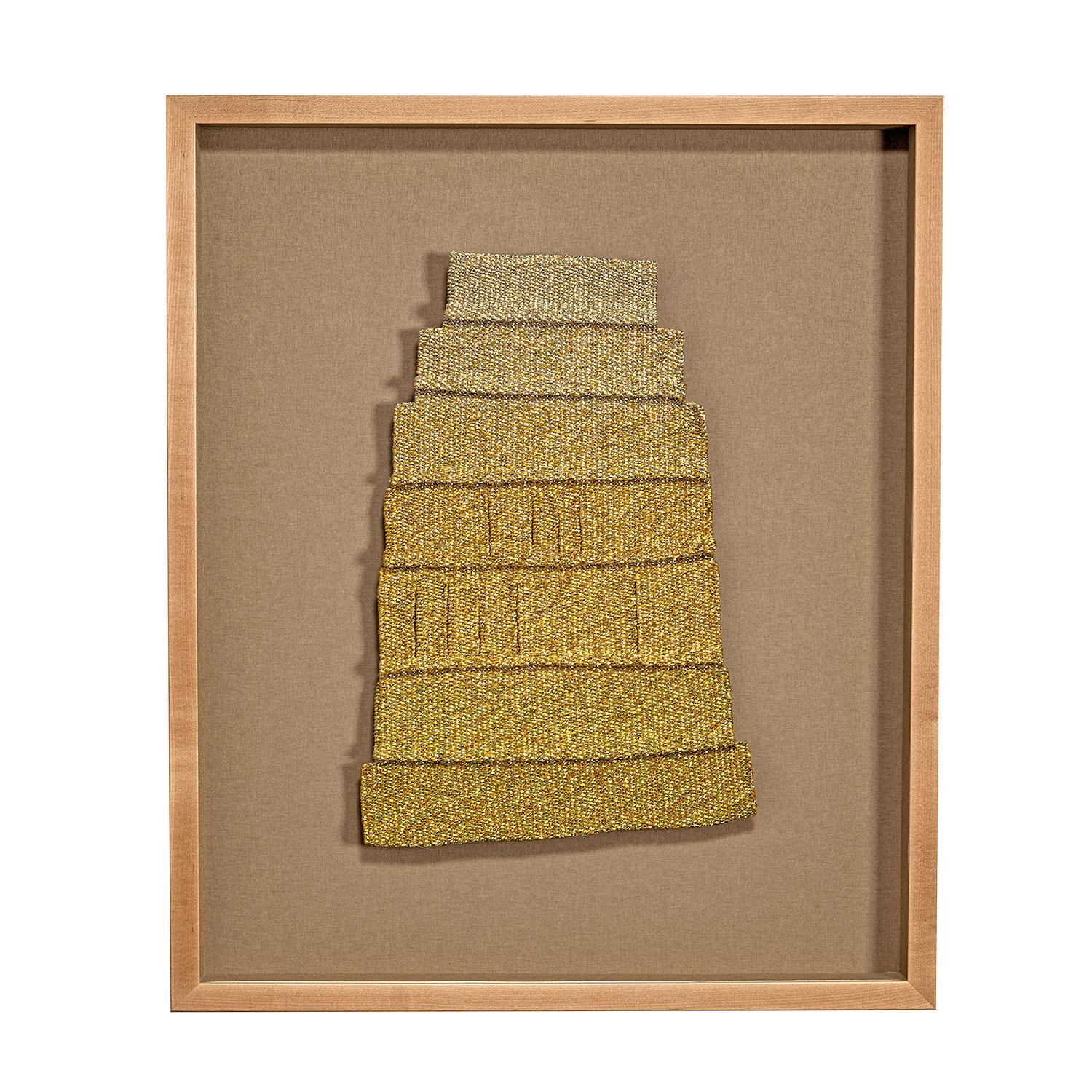 Gold Laugh (1980-85) Metall- und Acrylfaden, Baumwolle. Gold, Metallisch gewebte abstrakte Textilskulptur.
Die Textilkünstlerin Micheline Beauchemin (1929-2009) wurde in Longqueuil, Quebec, Kanada, geboren. Sie hat ein Repertoire an verschiedenen