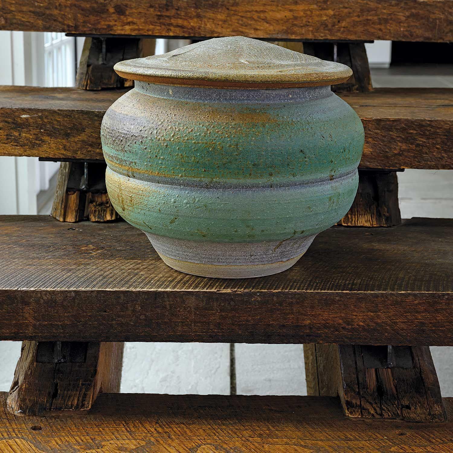 Vase à couvercle vert - Sculpture de Karen Karnes