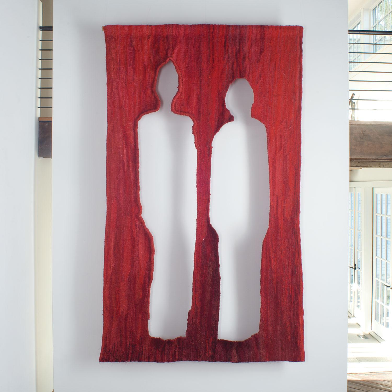 Paire de tapisseries abstraites rouges tissées représentant des personnages, sculpture en textile