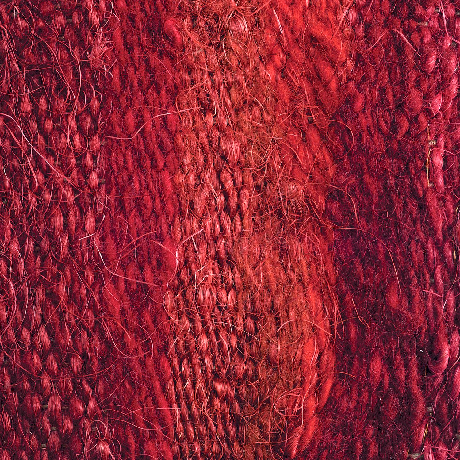 Paar, roter gewebter abstrakter Wandteppich mit Figuren, Textilskulptur – Sculpture von Lilla Kulka