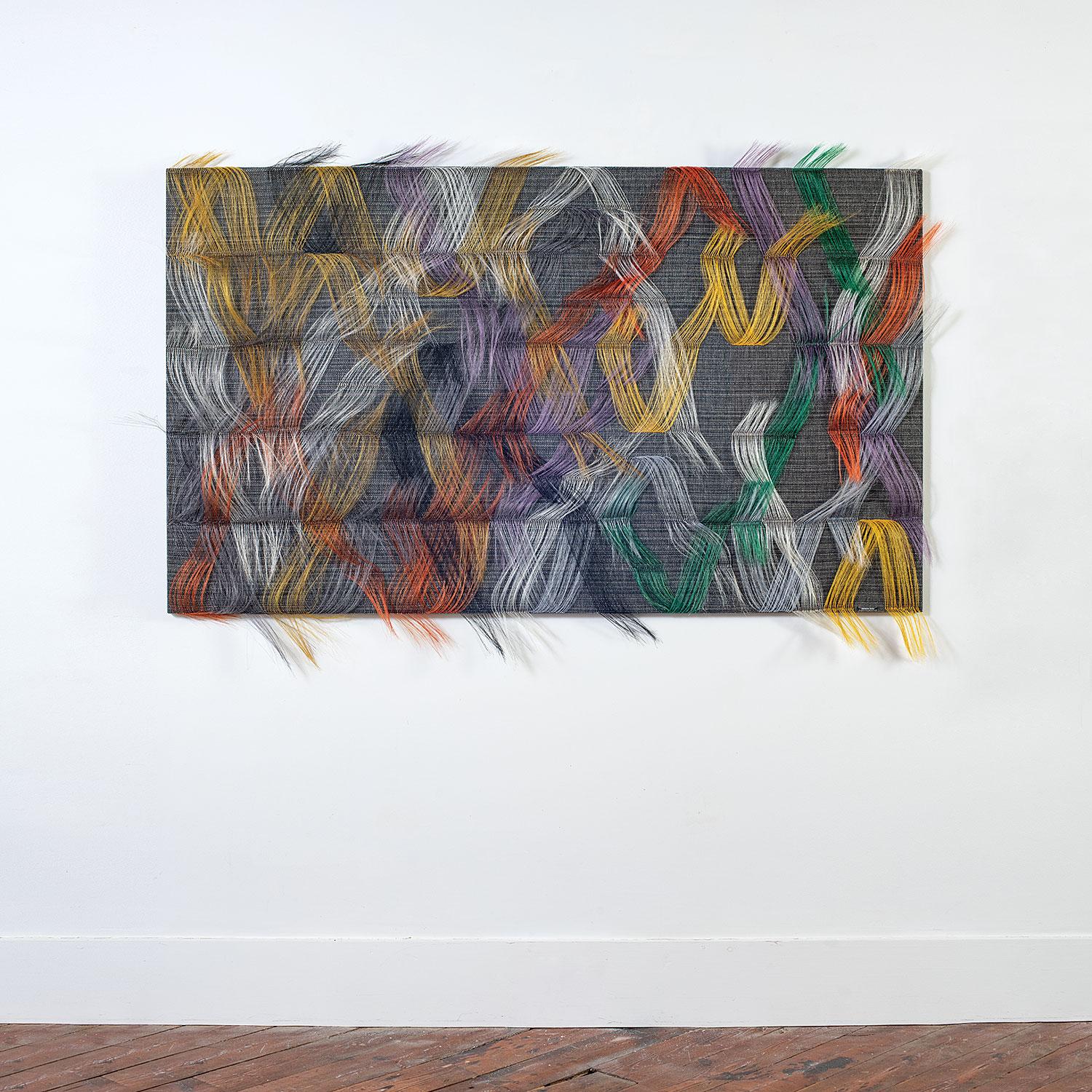 « Vibrant Conversation », sculpture murale abstraite contemporaine en tissu