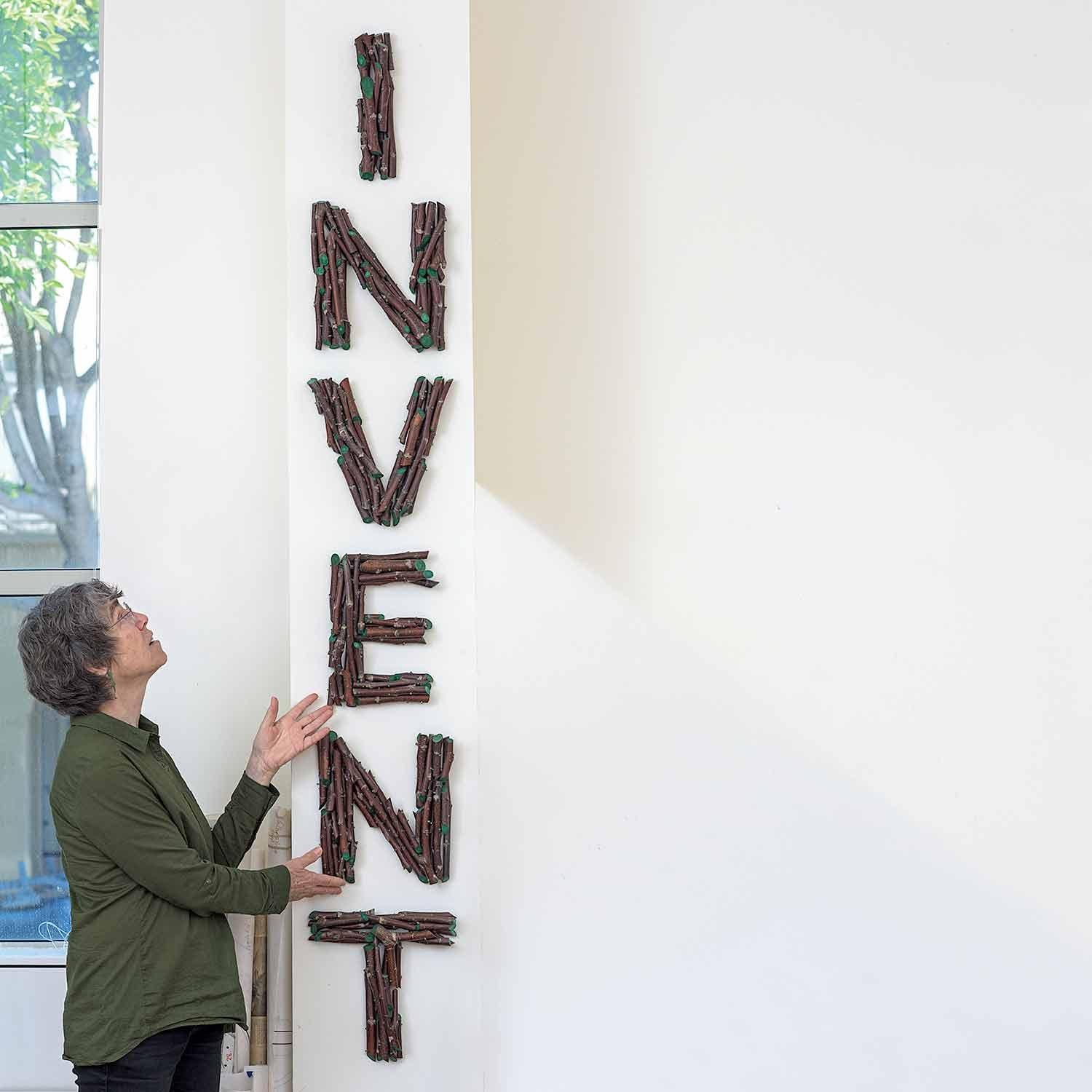 „“Chance Encounter: Invent““ Zeitgenössische Wandinstallation aus Mischtechnik – Sculpture von Gyöngy Laky