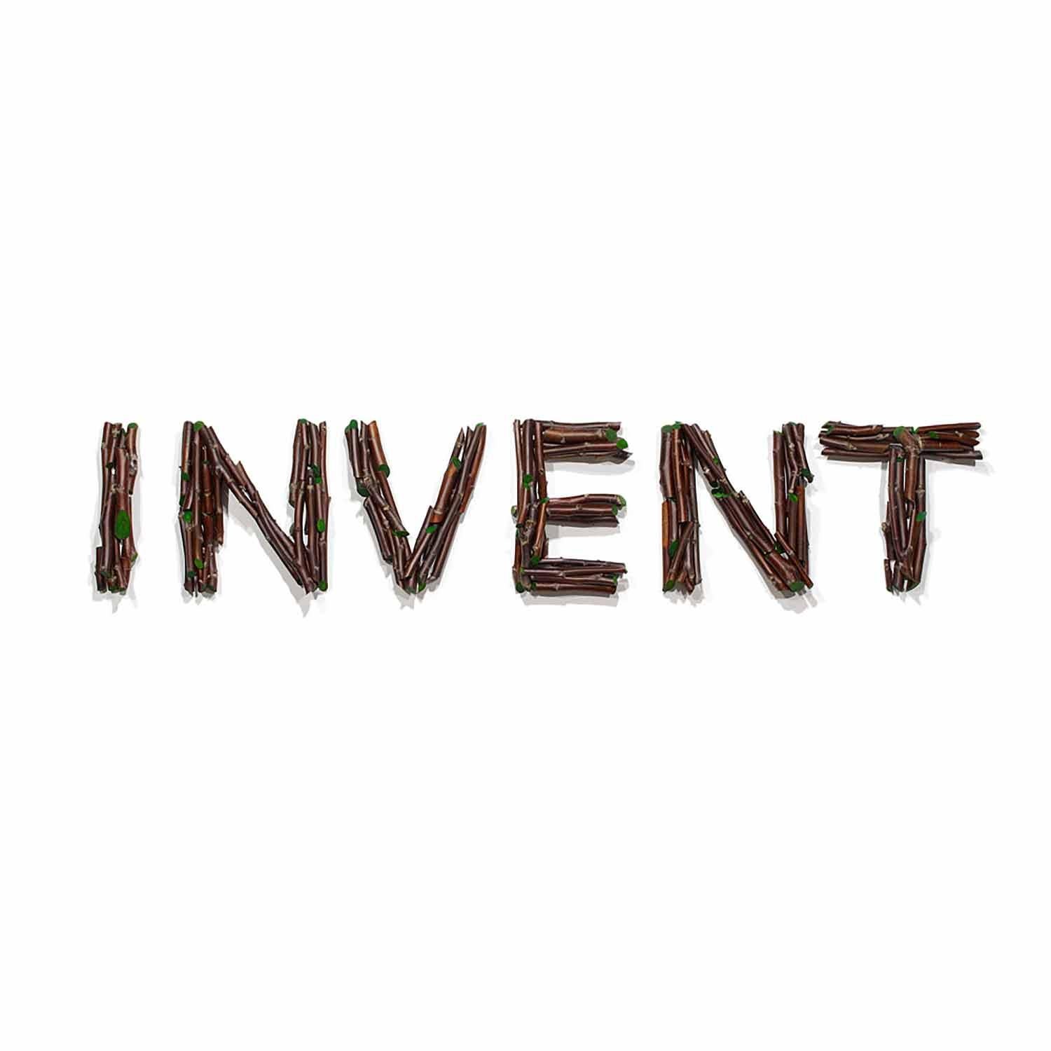 „“Chance Encounter: Invent““ Zeitgenössische Wandinstallation aus Mischtechnik (Braun), Still-Life Sculpture, von Gyöngy Laky