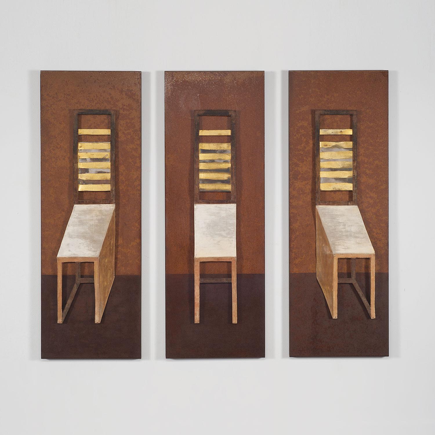 Trois chaises Triptyque de médias mixtes, tentures murales en textile modernes - Moderne Mixed Media Art par Jin-Sook So
