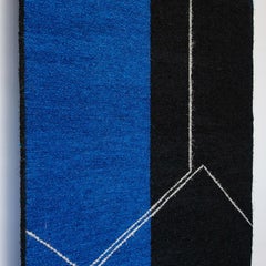 Abstrakter geometrischer Wandteppich in Form einer Form auf Schwarz und Blau, Gudrun Pagter