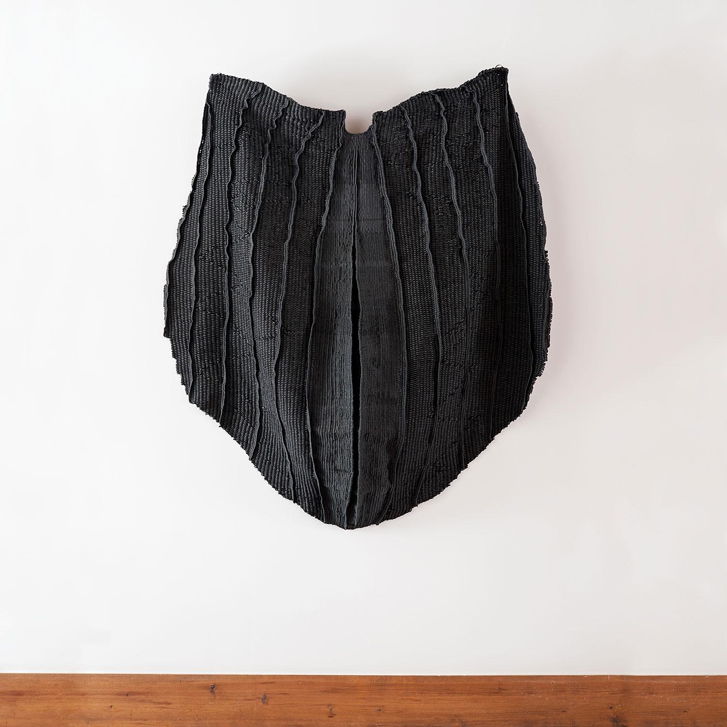 Black Shell, scultura astratta da parete intrecciata di Federica Luzzi