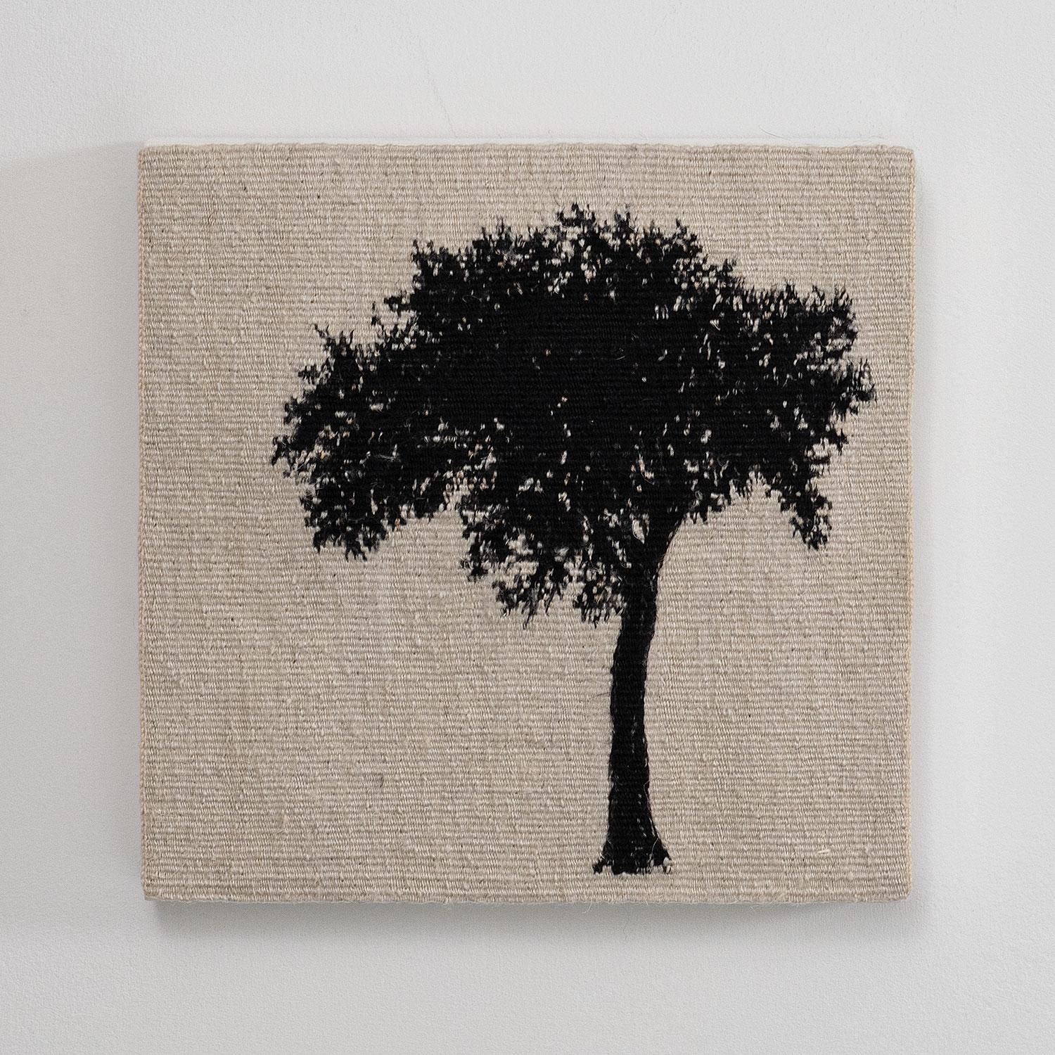 Journey Trees IV, Leinen und Schwungfäden, 7,5" x 8" x 1", 2021.

Diese figurative gewebte Textilarbeit stammt von der britischen Textilkünstlerin Sara Brennan (geb. 1963, Edinburgh, Schottland). Sie sagt: "Journey Trees ist eine Serie von