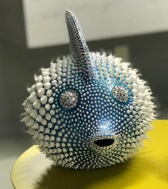 Eddie Maniez: „Moonfish Large“, Skulptur aus französischer Keramik mit Silicone-Blauem Swarovski