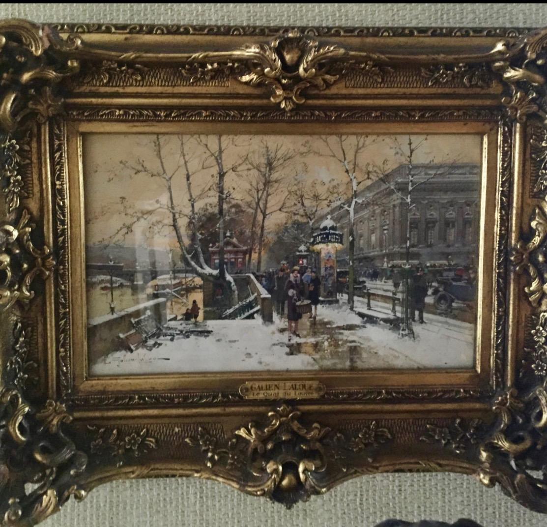 Die Gouachen von Eugène Galien-Laloue, wie z. B. Quai de Louvre, sind großartige Beispiele für die Kunst der Belle Époque und zeigen die Eleganz und Lebendigkeit von Paris an der Wende zum 20. Jahrhundert. Galien-Laloue, der für seine Fähigkeit