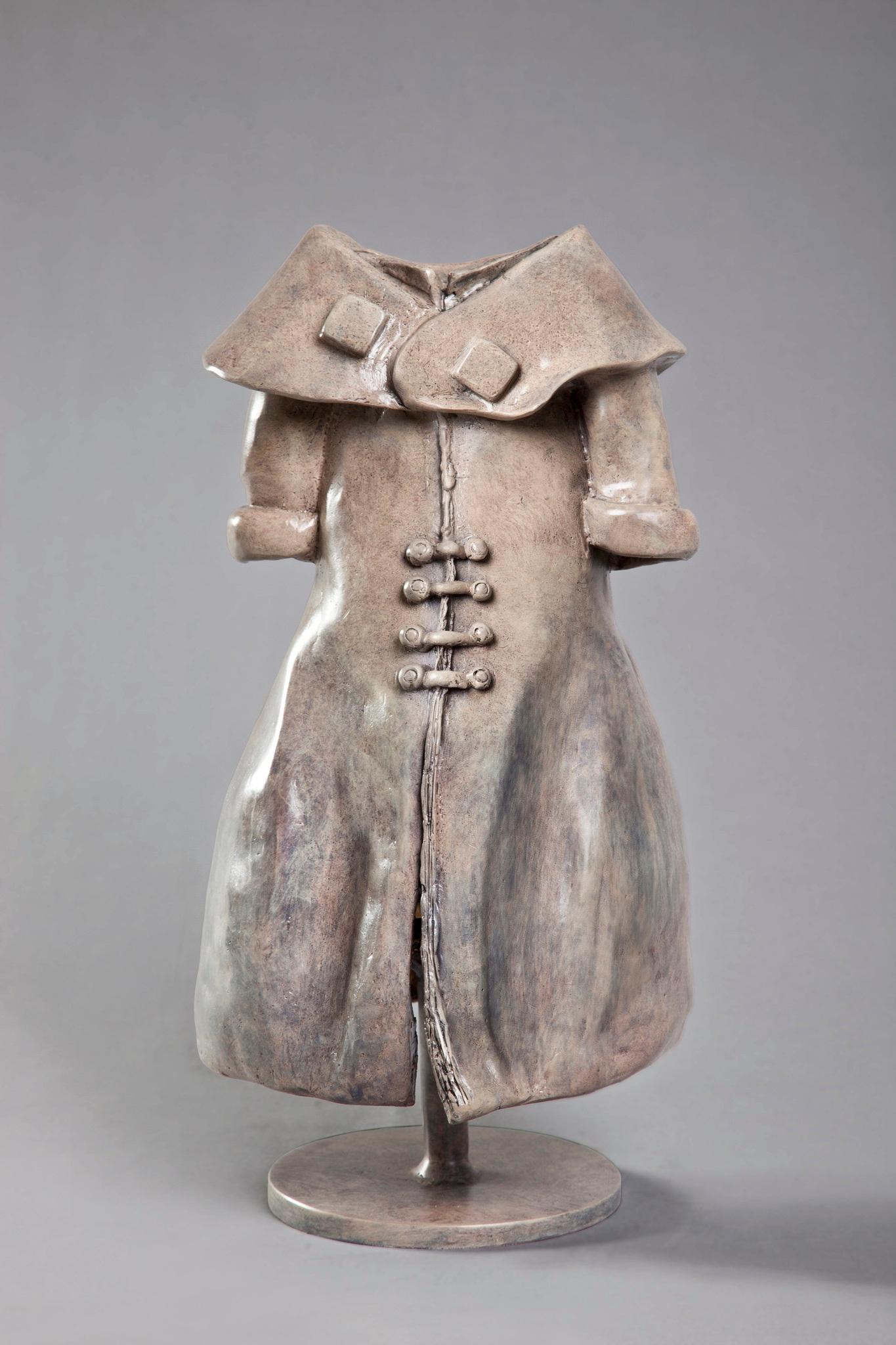 Anita Birkenfeld, Bronzeskulptur, figurative Skulptur, Seele, Kleidungsstück, israelische Kunst, israelische Künstlerin