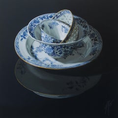 Peinture de nature morte « empilage de bols et d'assiettes en porcelaine chinoise sur fond sombre »