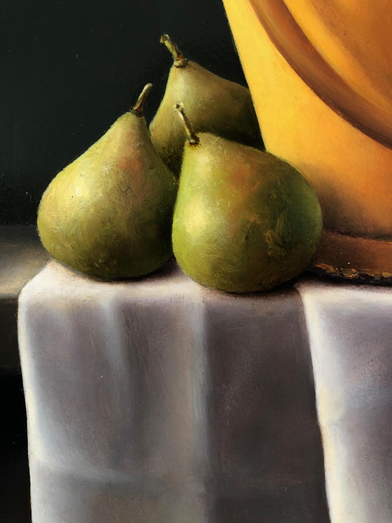 « Poires dans un seau jaune » - Peinture à l'huile réaliste néerlandaise - Nature morte avec poires - Noir Figurative Painting par René Smoorenburg