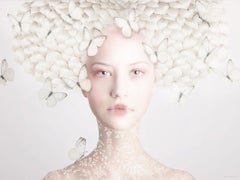''''In the moment white'''' Portrait de fille avec des papillons, photographie