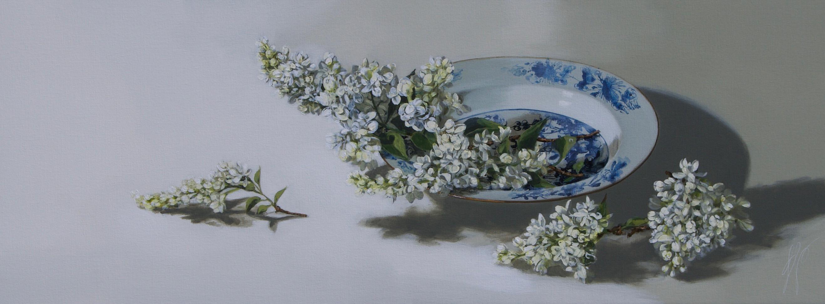 Sasja Wagenaar Figurative Painting - ''Lilacs'' Contemporary Dutch Still-Life of Chinese Porcelain Plate and Lilacs