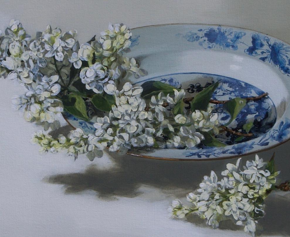 ''Lilacs'' Contemporary Dutch Still-Life of Chinese Porcelain Plate and Lilacs - Painting by Sasja Wagenaar