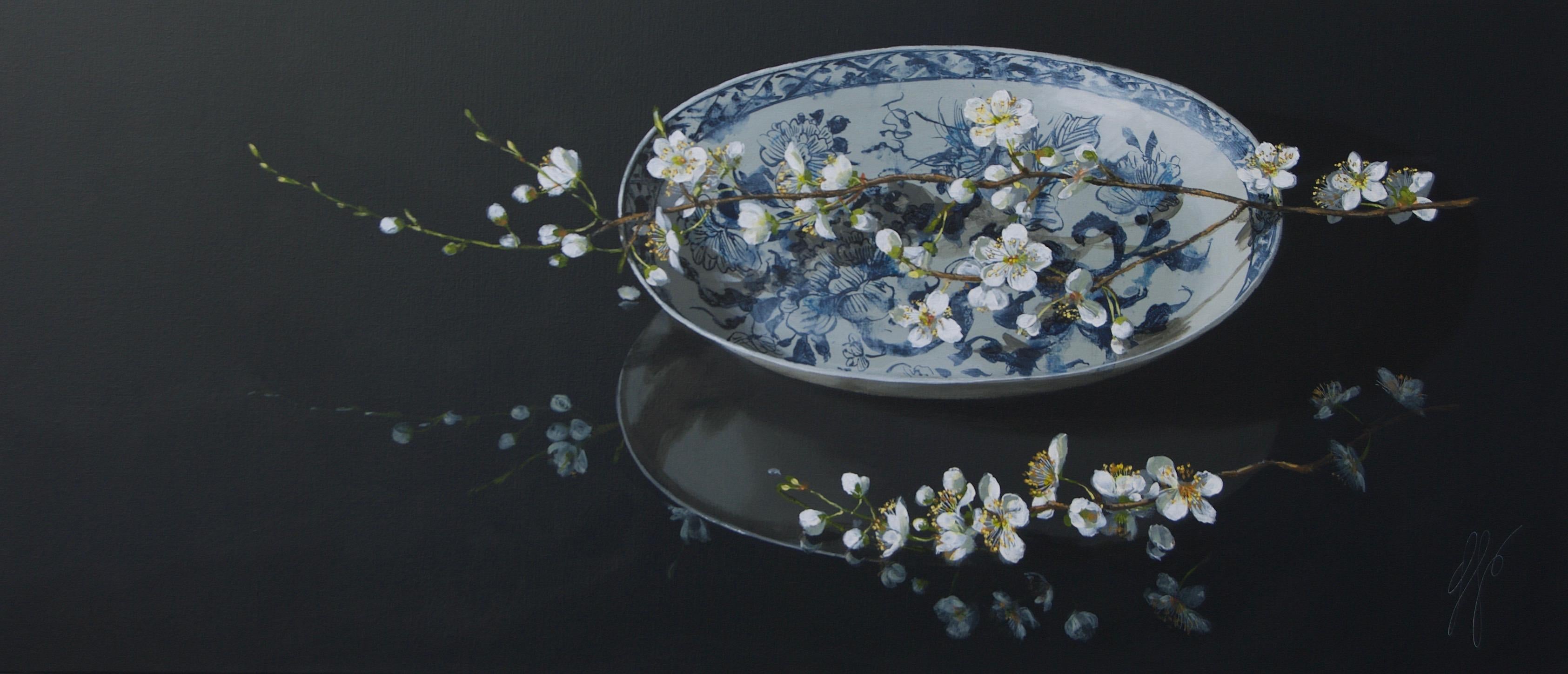 Sasja Wagenaar Figurative Painting - ''Wild Cherry on Porcelain Plate'' Contemporary Still-Life of Chinese Porcelain