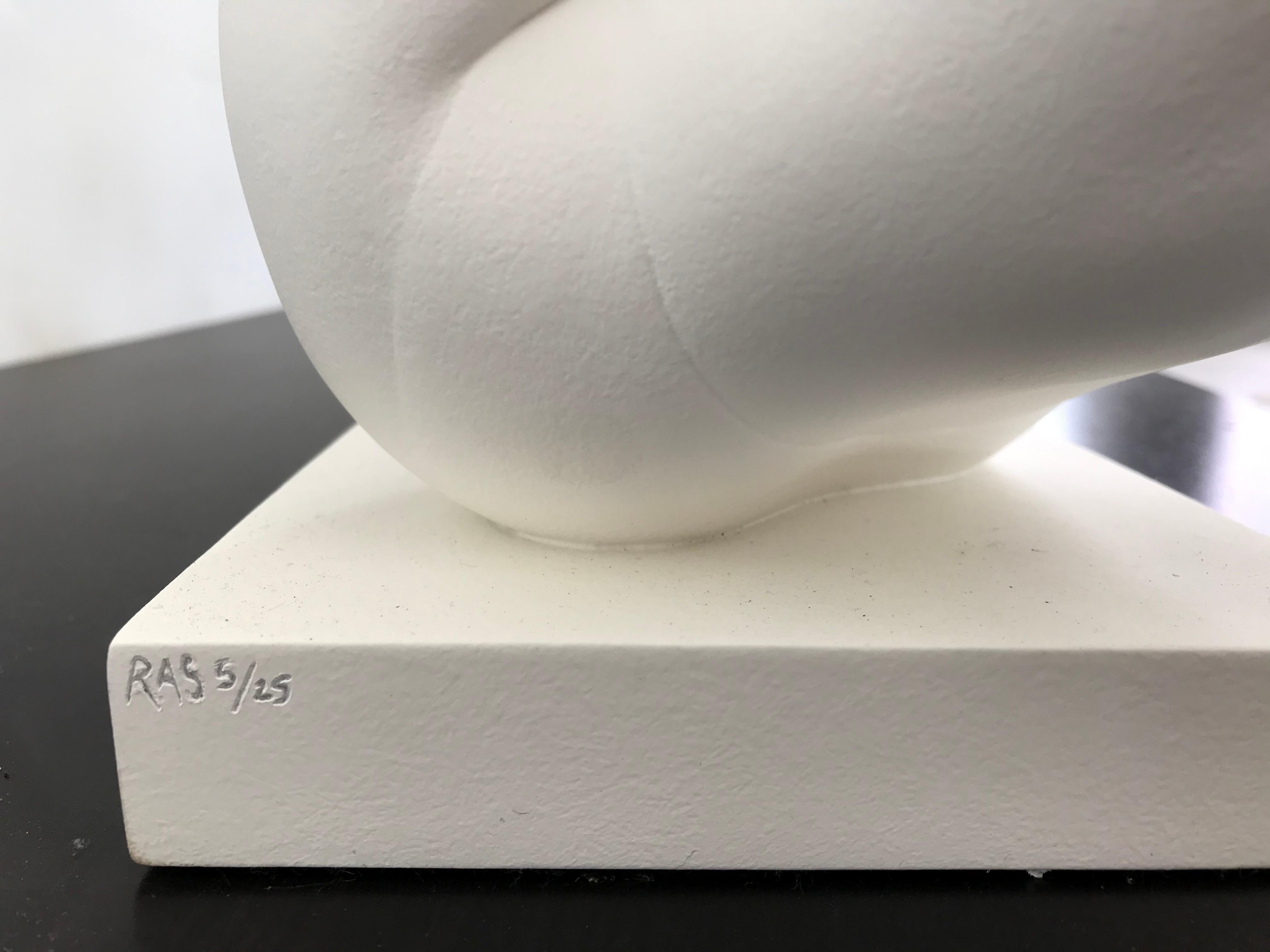 The mysterious artworks by Rachel Ann Stevenson invite you into a dream world. Rachel Ann sees artists as day dreamers who can show the impossible to the world. Her sculptures resemble human beings, but at the same time they are not from this world.