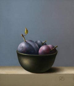 « Plumes bleues dans un bol » - Peinture contemporaine de nature morte réaliste de fruits