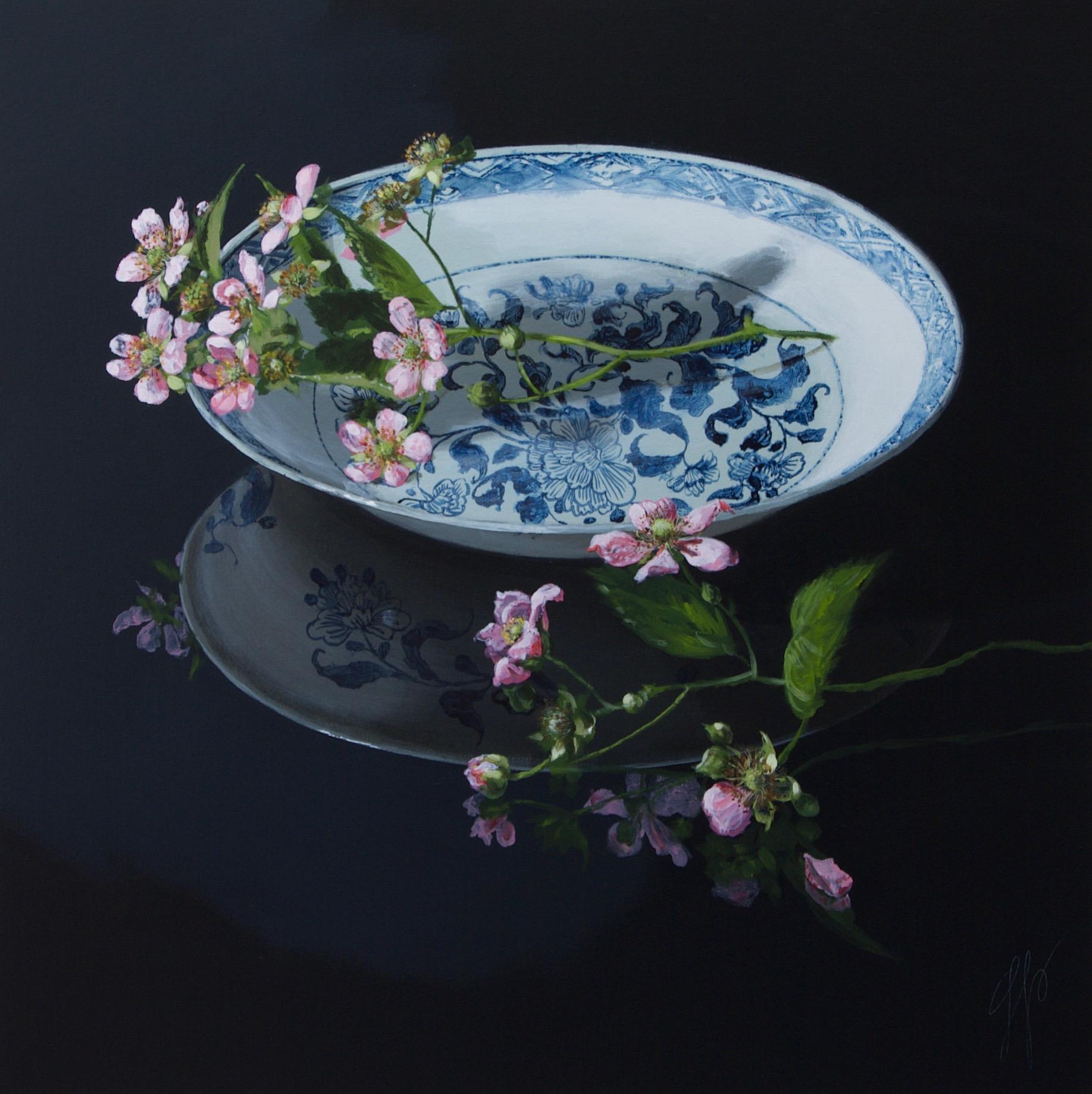 Sasja Wagenaar Figurative Painting - ''Chinese Plate with Blackberryblossom'' Contemporary Still Life Porcelain