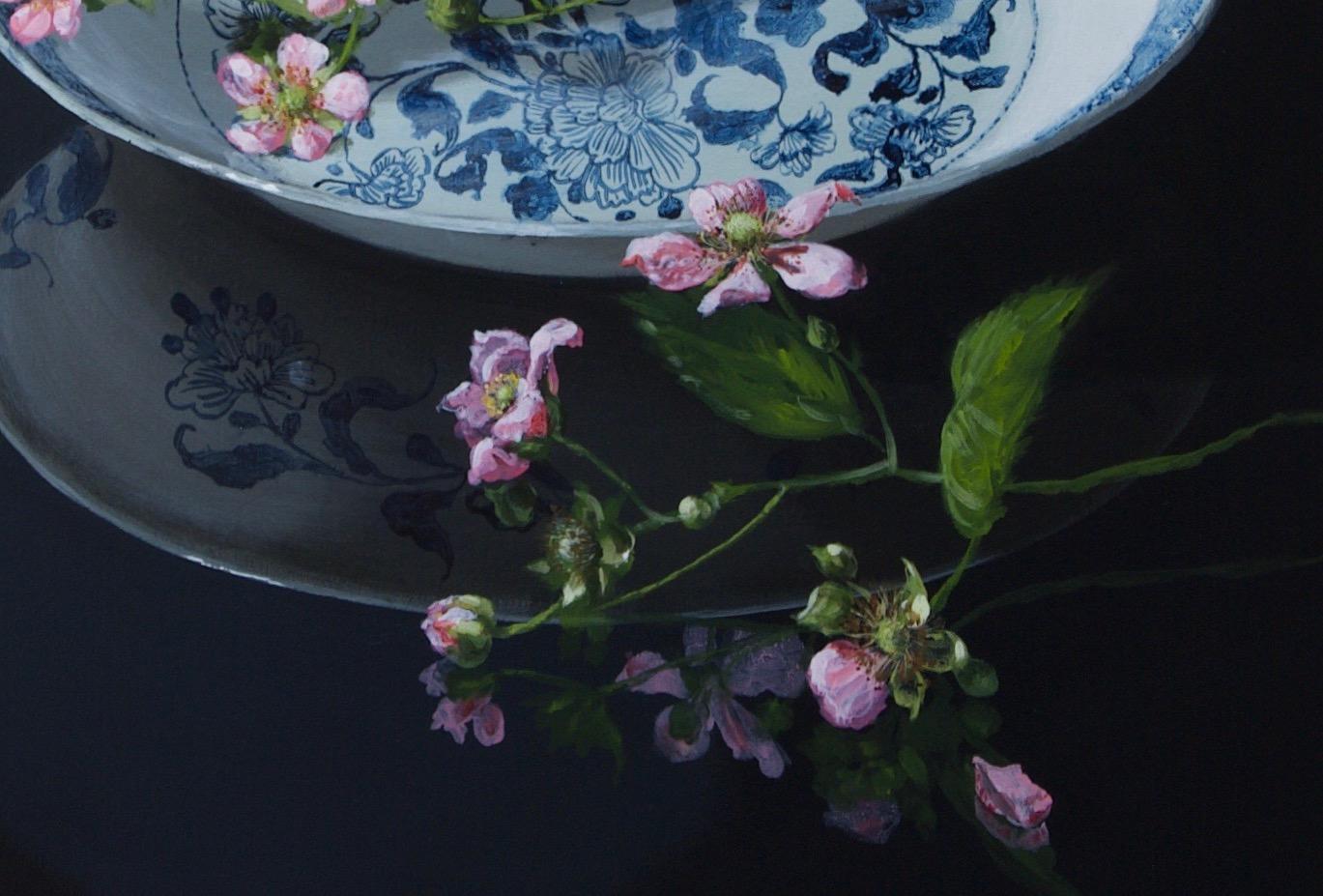 When you look at this painting Chinese Plate with Blackberryblossom by Dutch artist Sasja Wagenaar (1959) from a distance you see a perfectly painted image, but up close a generous paint streak is visible. She has a unique way of applying shadow and