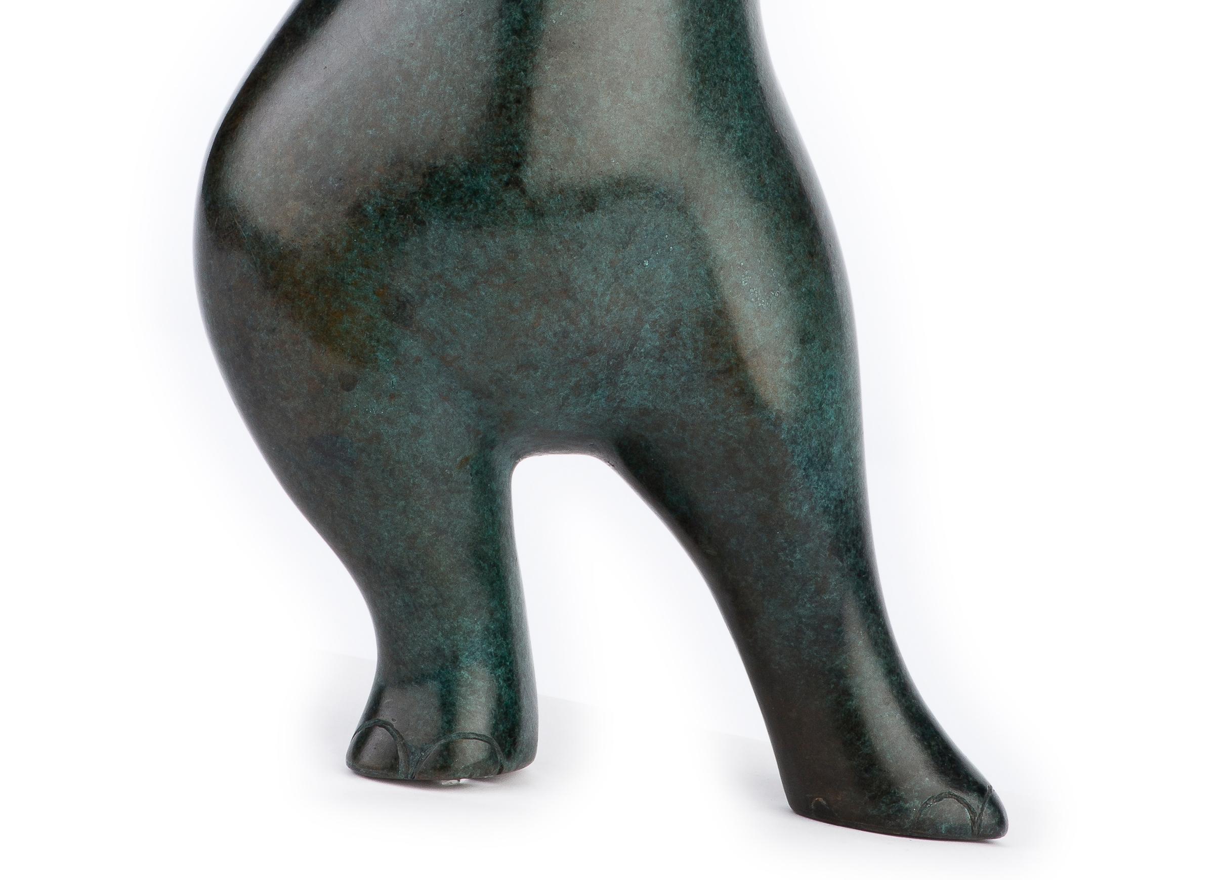 The exuberant and optimistic bronze sculptures of Dutch artist Miep Maarse (1945) are a feast for the eyes. Dancing elephants, bathing hippos and playing bears characterize her oeuvre. The images are optimistic in tone and message. Through her