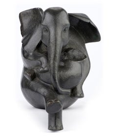 „Schirm“, zeitgenössische Bronzeskulptur mit Porträt von Mutter und Baby Elefanten
