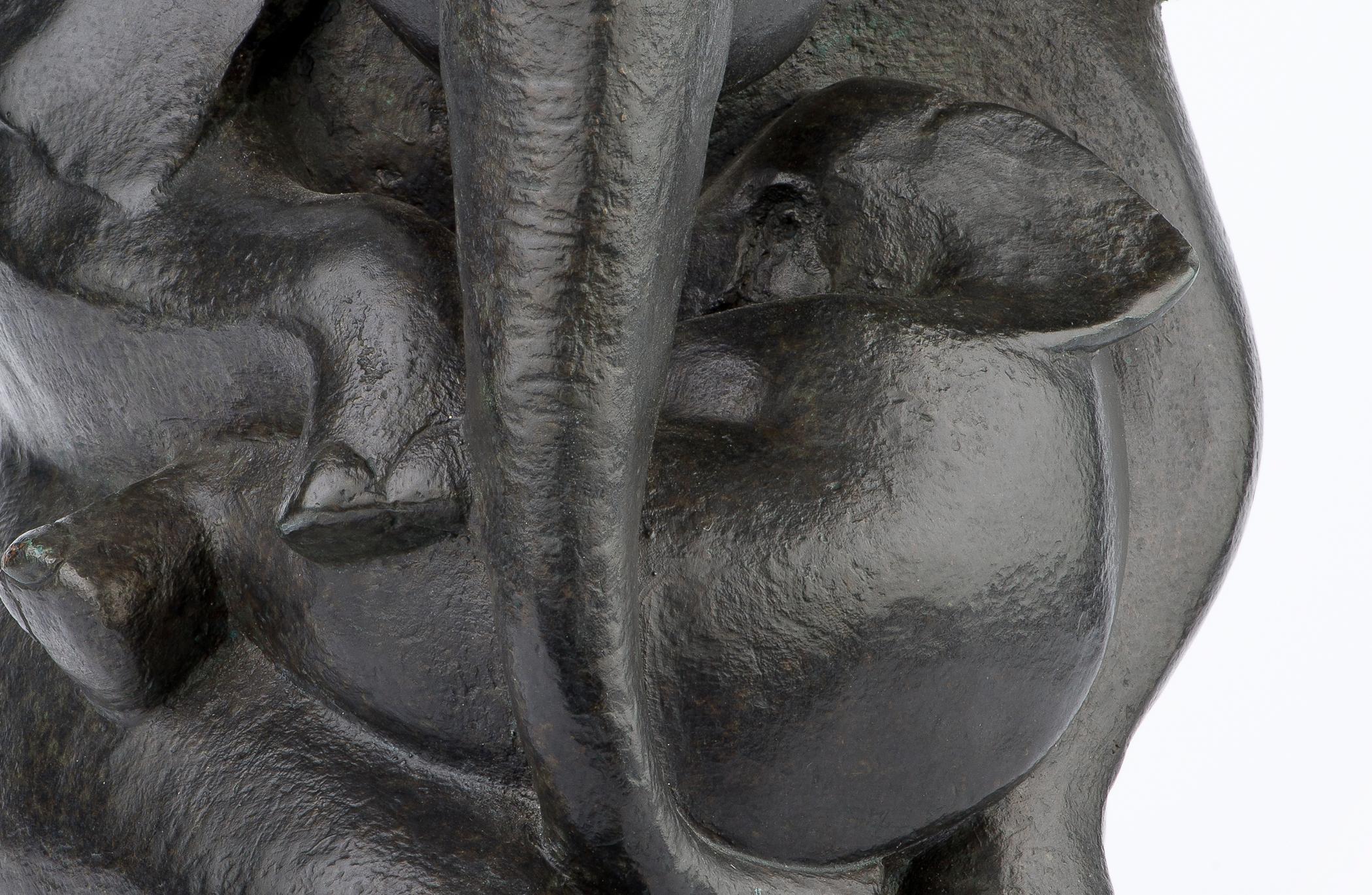 The optimistic bronze sculptures of Dutch artist Miep Maarse (1945) are a feast for the eyes. Dancing elephants, bathing hippos and playing bears characterize her oeuvre. The images are optimistic in tone and message. Through her images she shows us